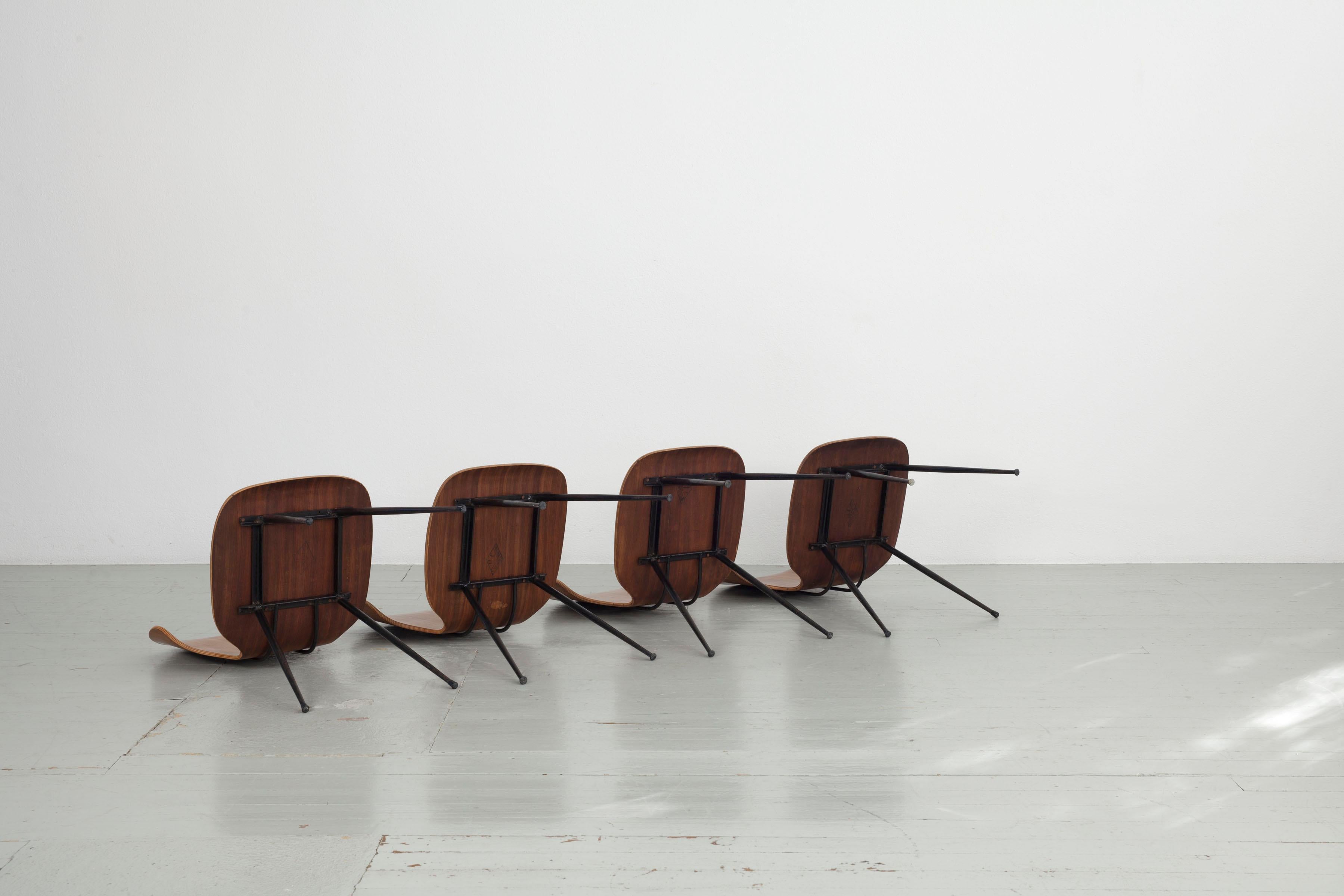 Ensemble de 4 chaises en bois cintré Carlo Ratti, Industria Legni Curvati, Italie  1950s. en vente 2
