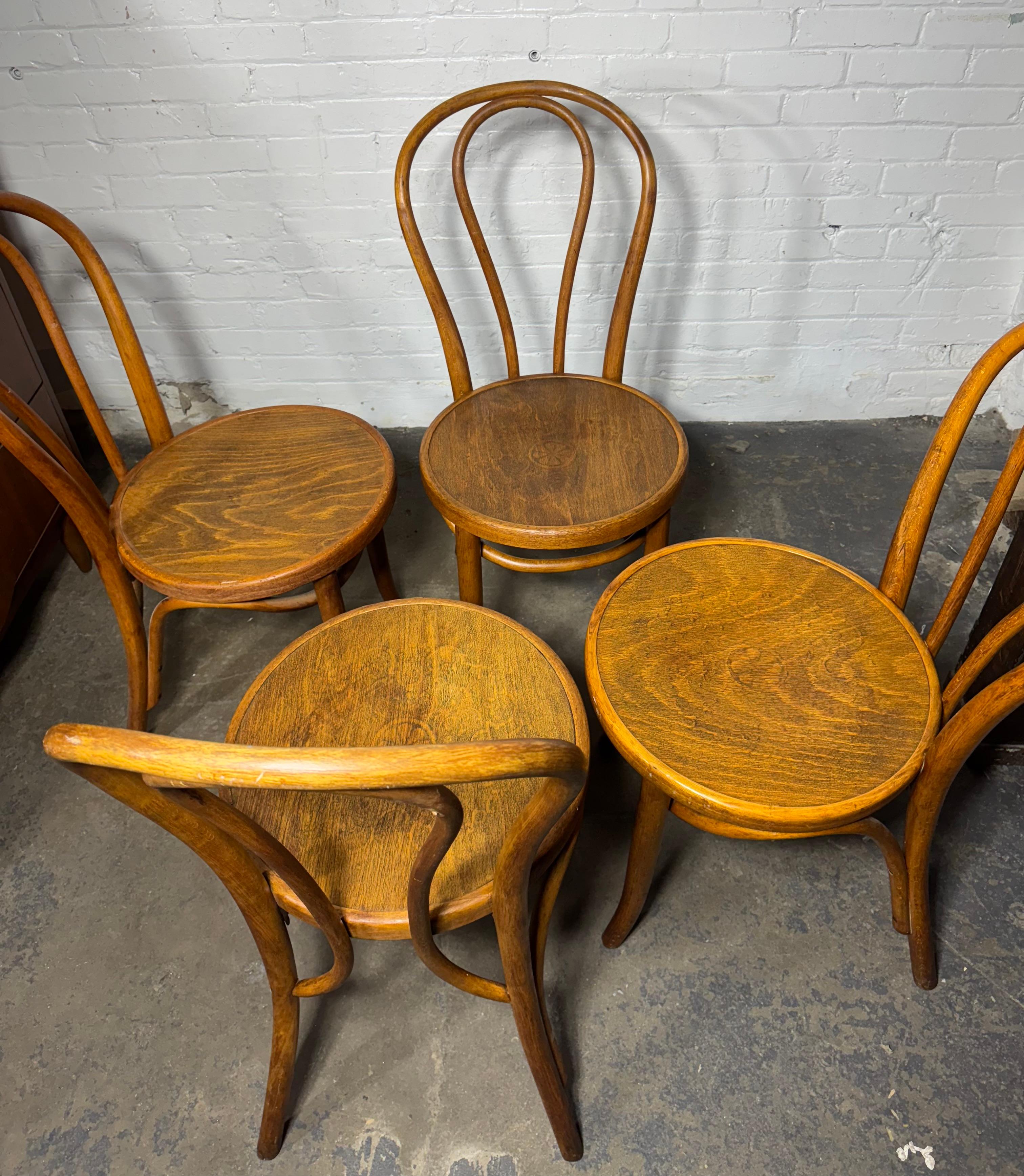 4er Set Bugholz-Esszimmerstühle EMBOSSED SEATS Made in Austria by Thonet (Wiener Secession) im Angebot