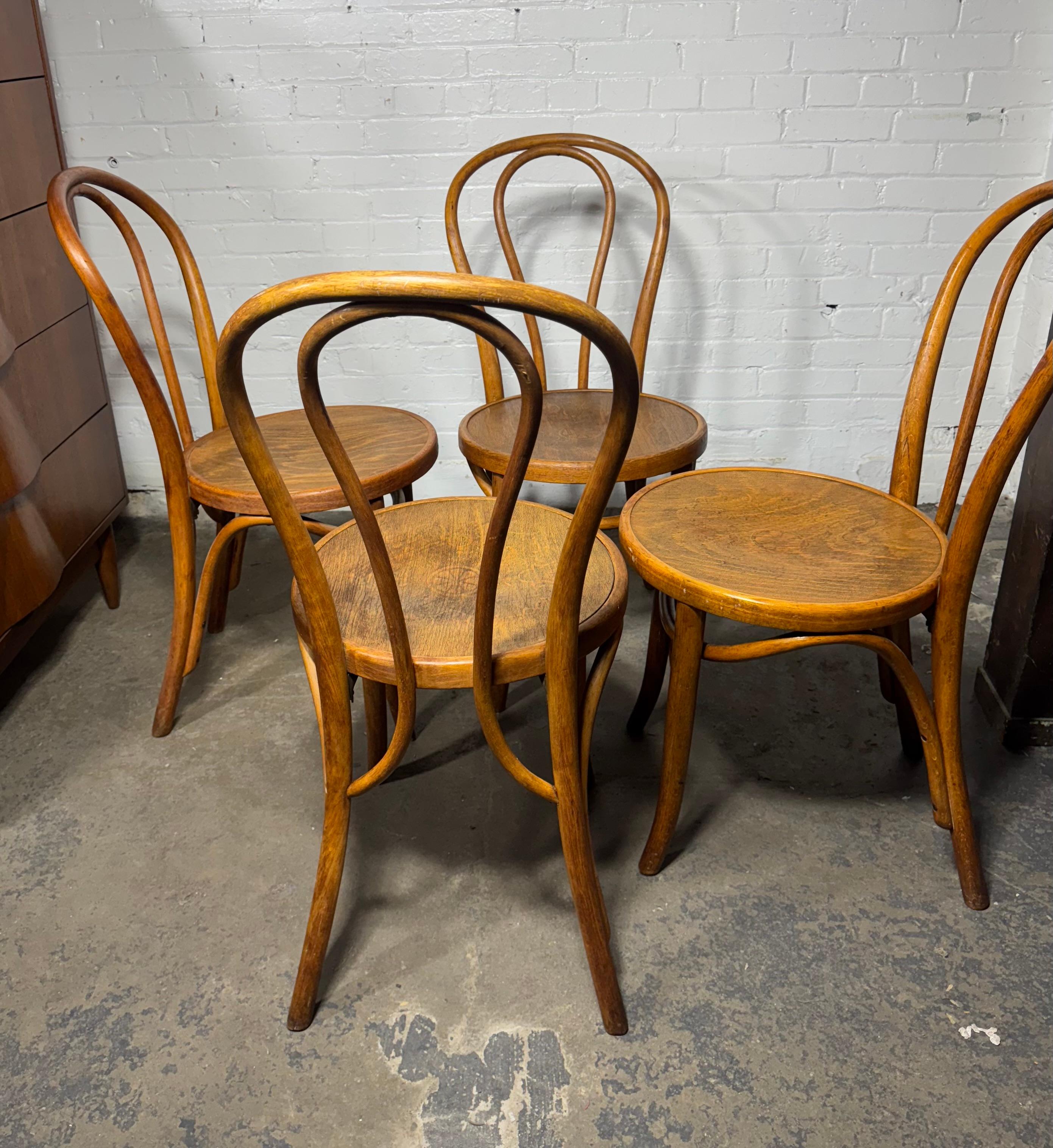 4er Set Bugholz-Esszimmerstühle EMBOSSED SEATS Made in Austria by Thonet (Österreichisch) im Angebot