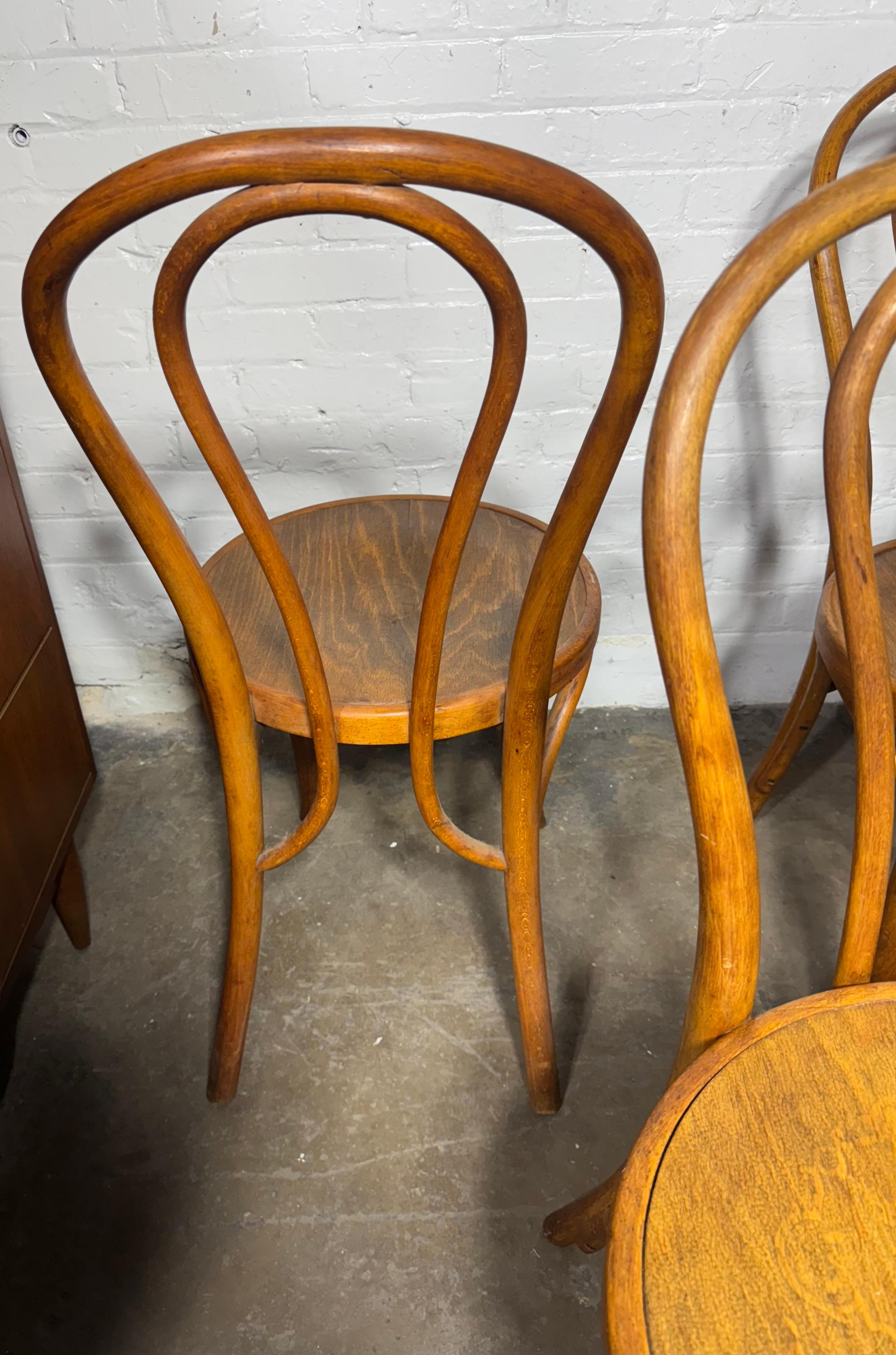 4er Set Bugholz-Esszimmerstühle EMBOSSED SEATS Made in Austria by Thonet (Geprägt) im Angebot