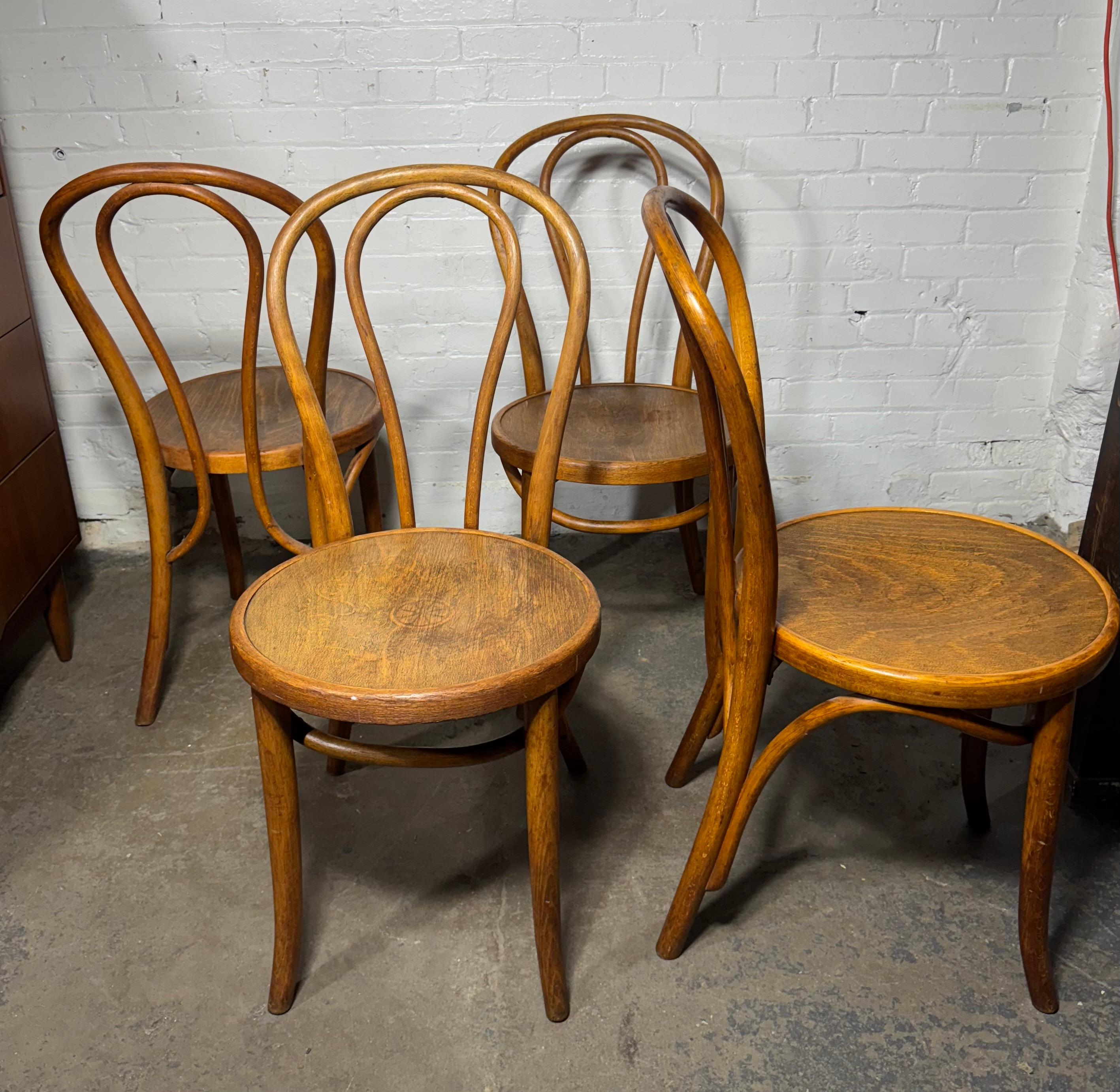 4er Set Bugholz-Esszimmerstühle EMBOSSED SEATS Made in Austria by Thonet im Zustand „Gut“ im Angebot in Buffalo, NY