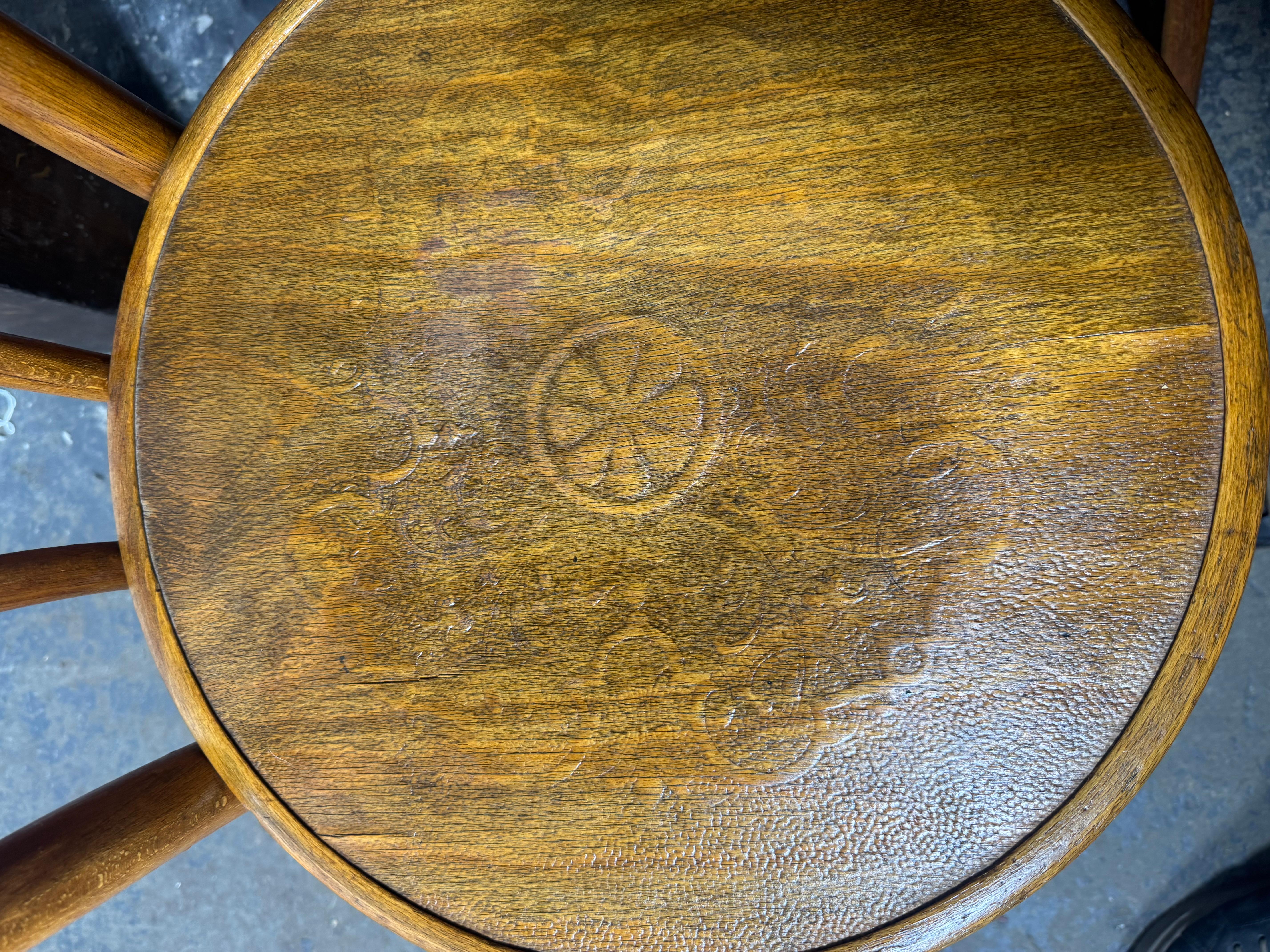 4er Set Bugholz-Esszimmerstühle EMBOSSED SEATS Made in Austria by Thonet (Buchenholz) im Angebot