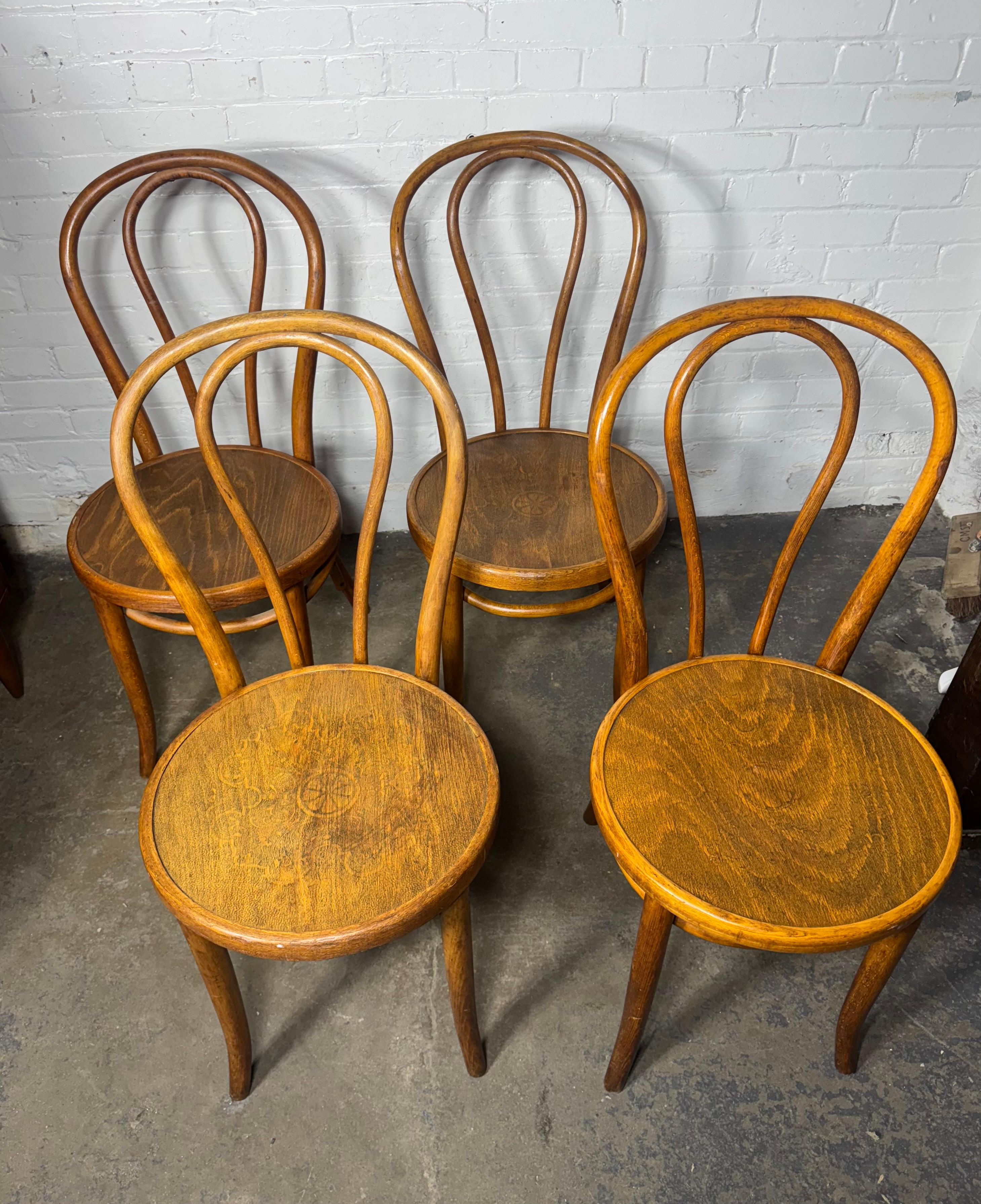 4er Set Bugholz-Esszimmerstühle EMBOSSED SEATS Made in Austria by Thonet im Angebot 1