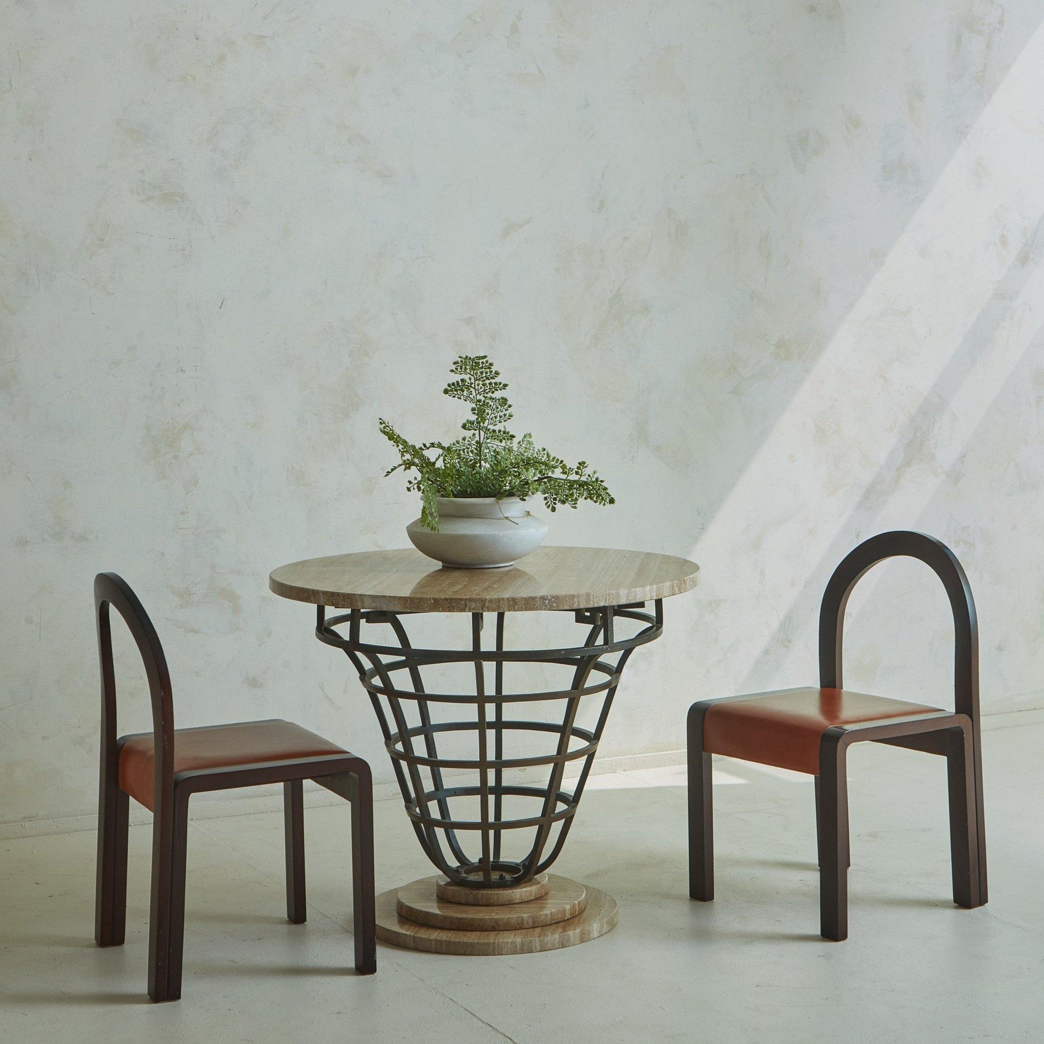 Ein Satz von 4 italienischen Esszimmerstühlen im Vintage-Stil mit stattlichen Bugholzrahmen, dramatisch gewölbten Sitzlehnen und rechteckigen Blockbeinen. Die gebeizten Holzrahmen bilden einen schönen Kontrast zu den cognacfarbenen Ledersitzen, die