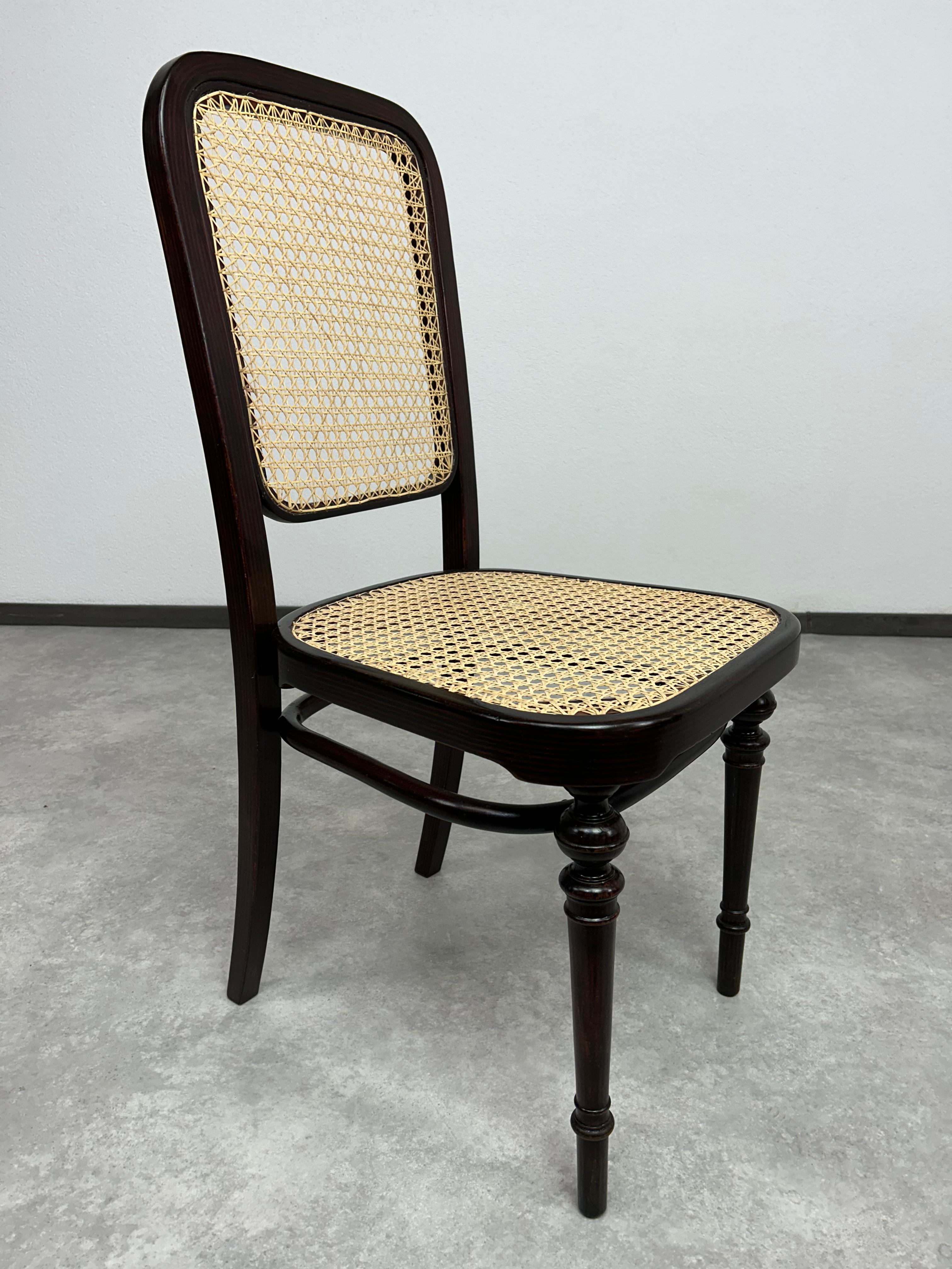 Early 20th Century Set of 4 bentwood dining room chairs by Thonet For Sale