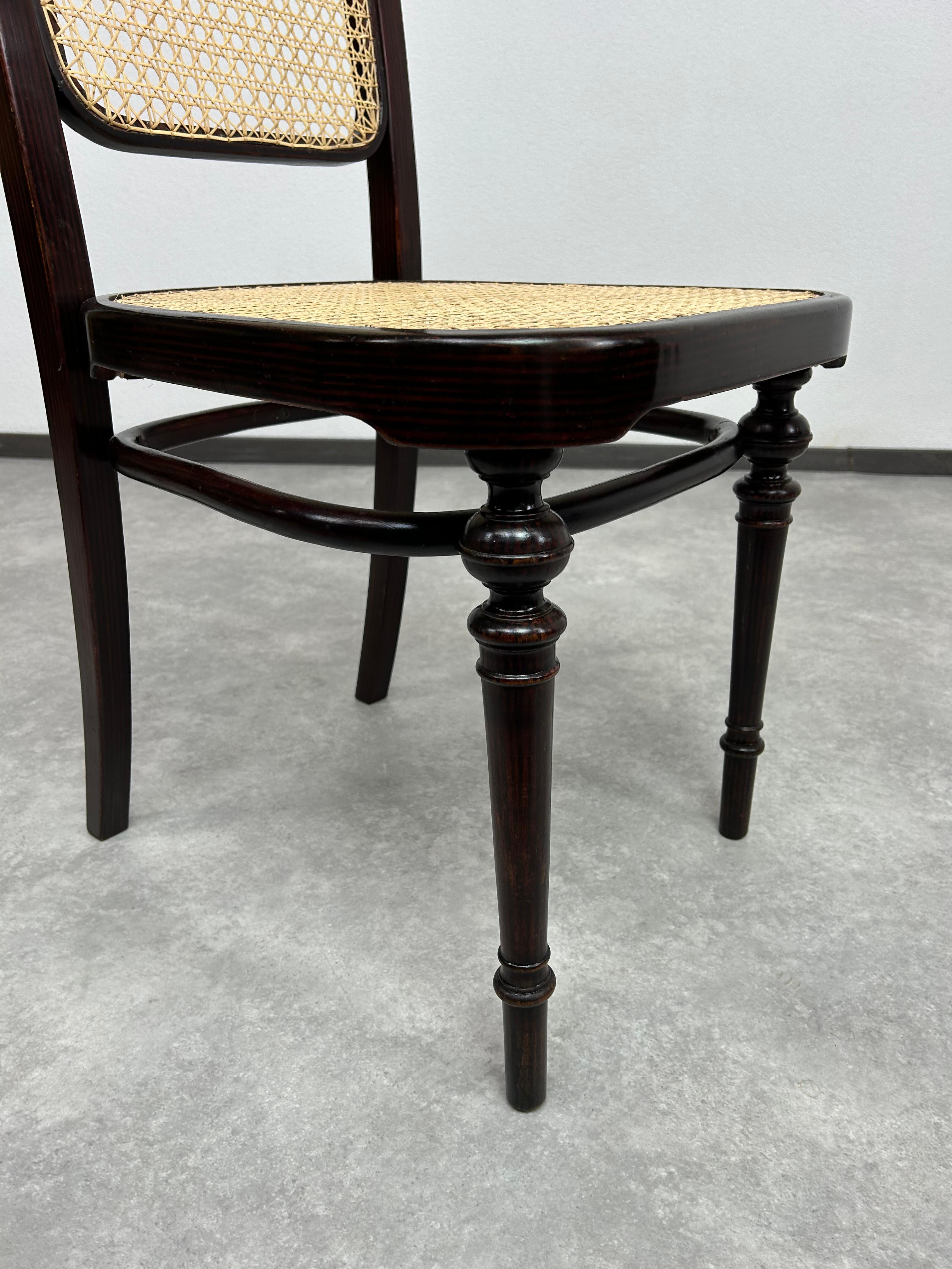 Set of 4 bentwood dining room chairs by Thonet For Sale 1