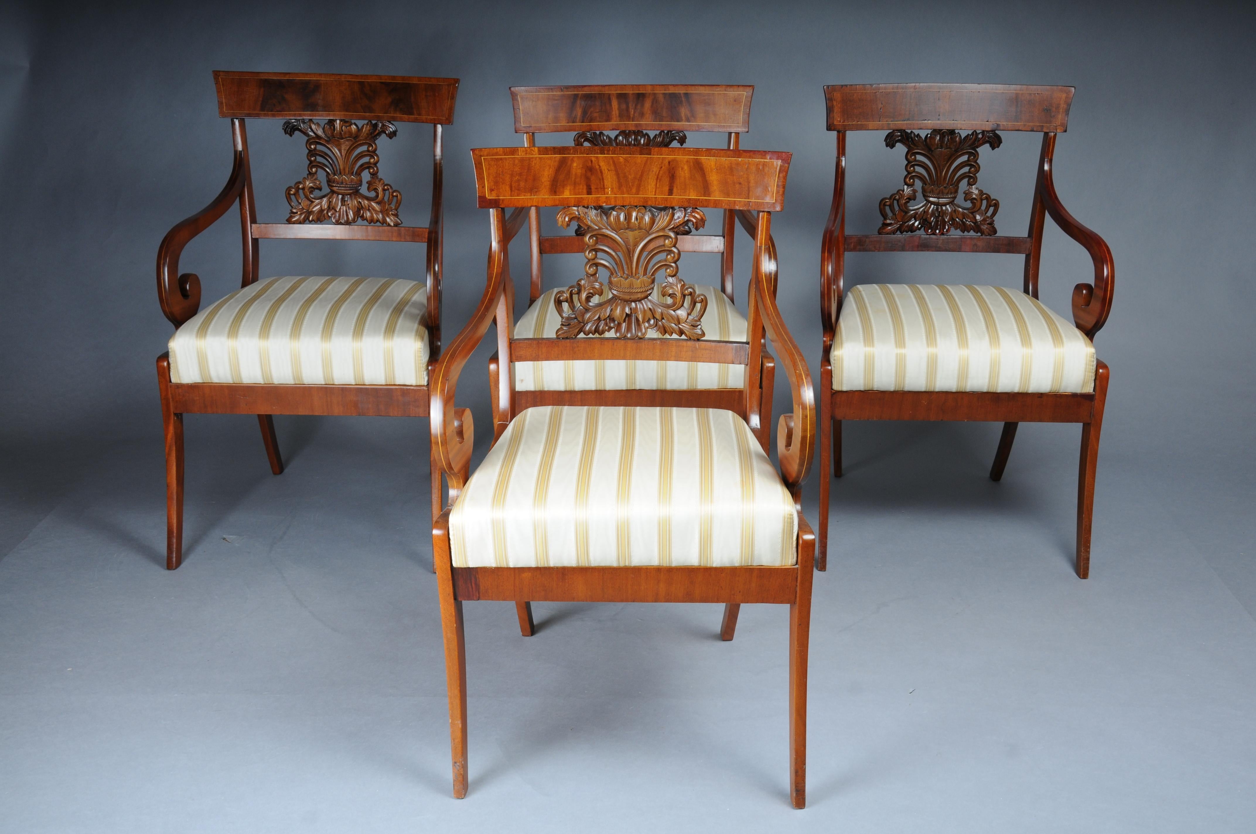 Set di 4 poltrone Biedermeier del 1835 circa, mogano

In legno massiccio, finemente lavorato. Legno di mogano. Incisione riccamente scolpita al centro. Braccioli classici a forma di voluta e gambe a forma di zibellino. I cuscini della seduta sono