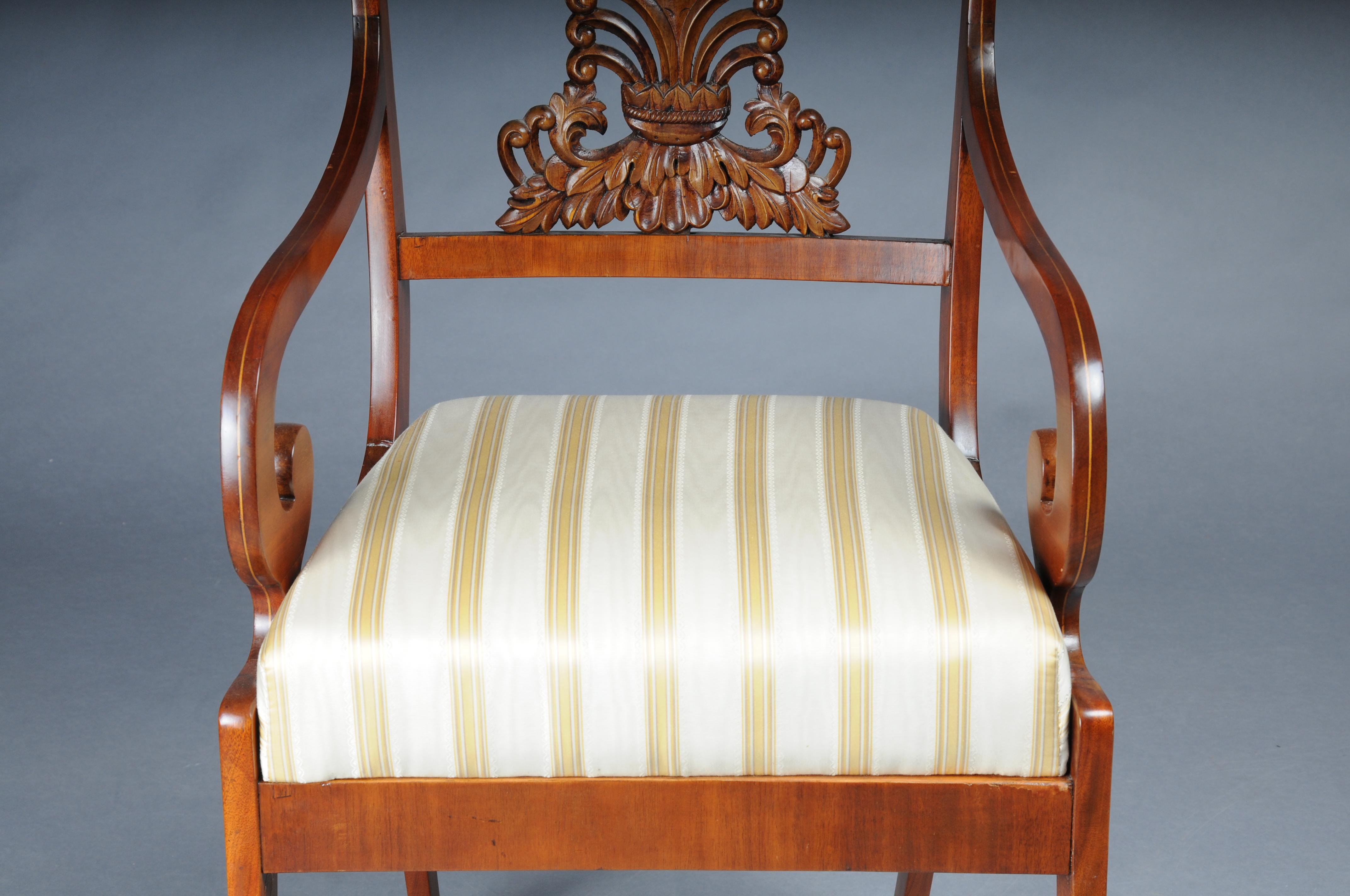 Set di 4 poltrone Biedermeier del 1835 circa, mogano In condizioni buone in vendita a Berlin, DE
