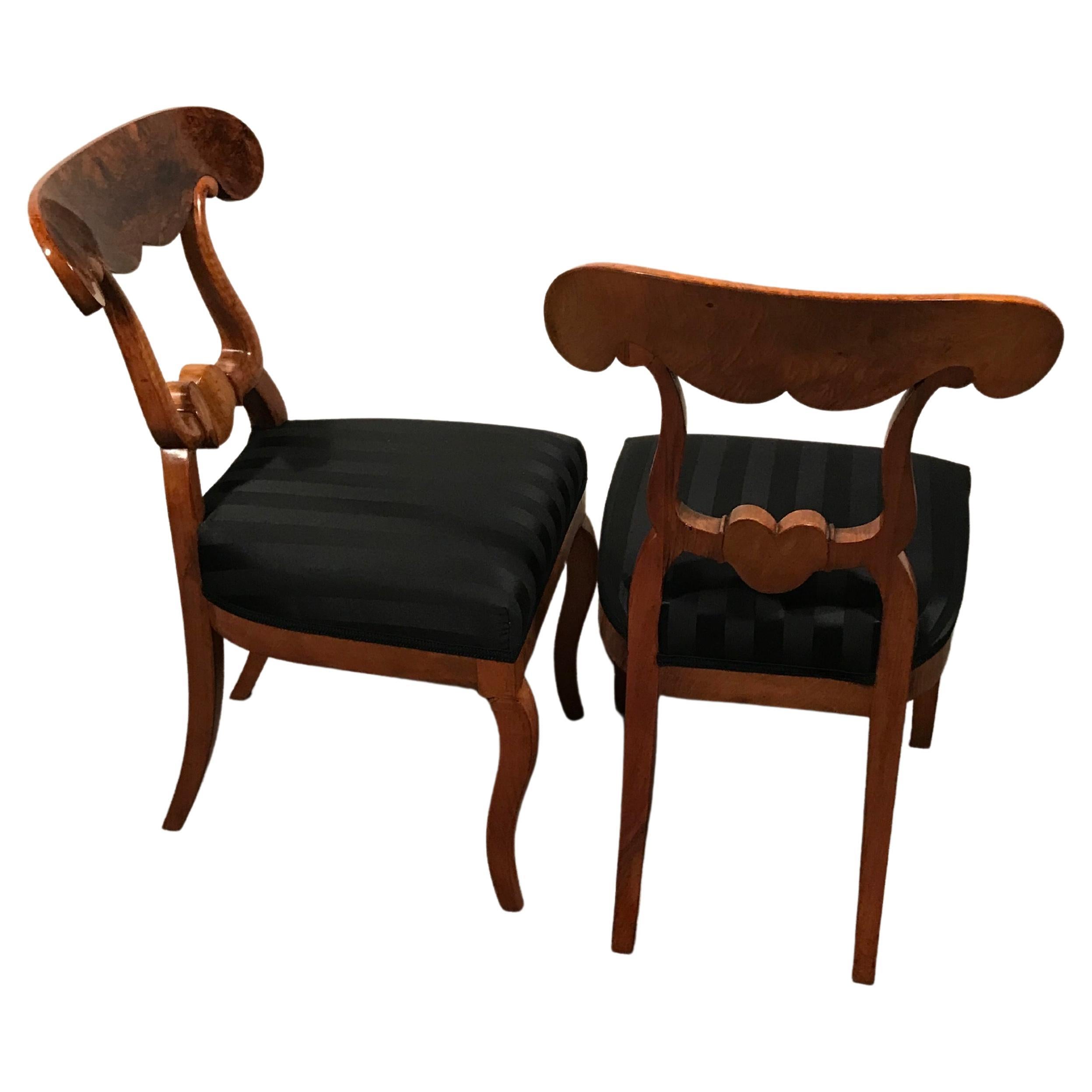 Cet ensemble exquis de 4 chaises Biedermeier d'origine est une pièce rare. 
Les chaises Biedermeier Ochsenkopf-Stuehle (chaises à tête de bœuf) tirent leur nom de leur dossier magnifiquement dessiné. Ils datent d'environ 1820 et sont originaires du