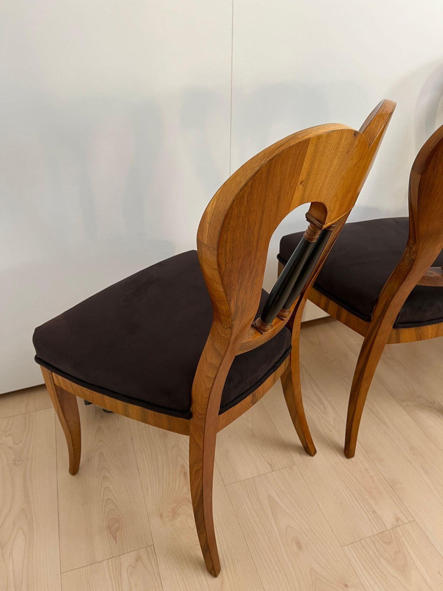 Ensemble de 4 chaises Biedermeier, Noyer, Daim Brown, Allemagne circa 1825 en vente 12