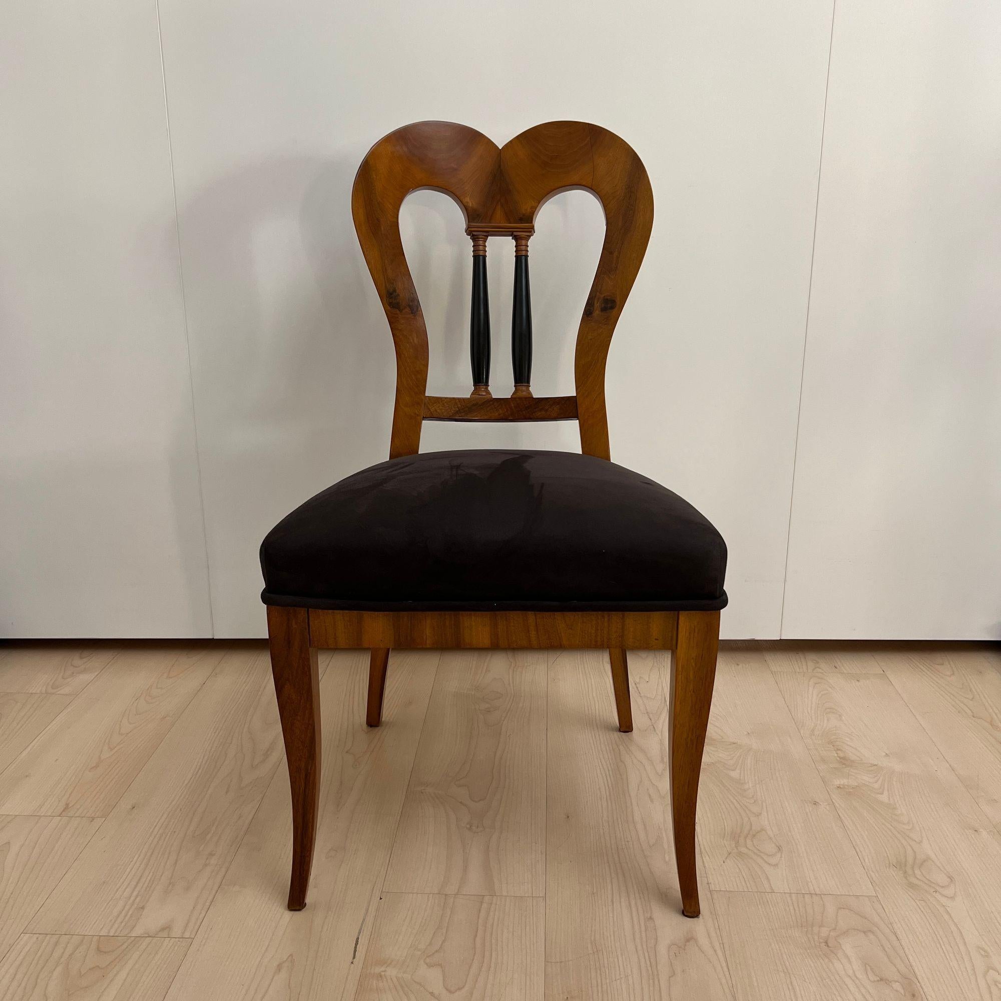 Magnifique ensemble de 4 chaises ballon Biedermeier de Franconie, Allemagne vers 1825.
Placage de noyer sur hêtre et chêne en miroir. Noyer massif, pieds carrés incurvés. Deux colonnes pleines convexes ébonisées en guise de décoration