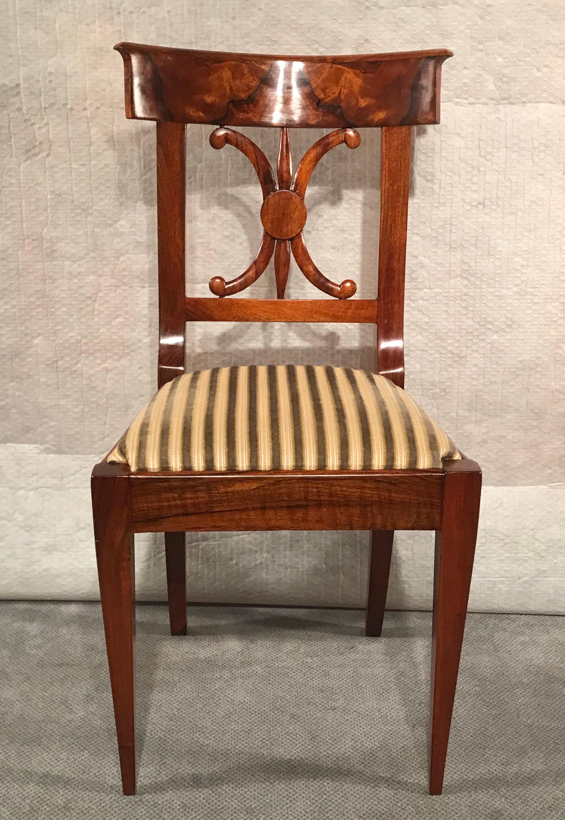 This beautiful set of 4 original Biedermeier chairs does not only have a gorgeous walnut veneer, the chairs are also very comfortable. The backs have an elegant fleur-de-lis design. The wooden frames have been refinished and French polished. The