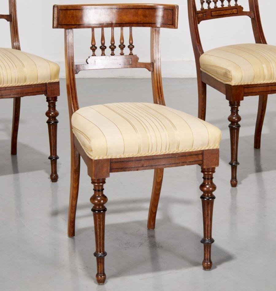 Frühes 19. Jh. 4 Biedermeierstühle mit eingelegter geschwungener Spindelrückenlehne, gepolsterter Sitzfläche, gedrechselten Vorderbeinen und Säbelrückenbeinen. Ebonisierte Holzintarsien und Details in allen Elementen dieser Stühle sorgen für ein