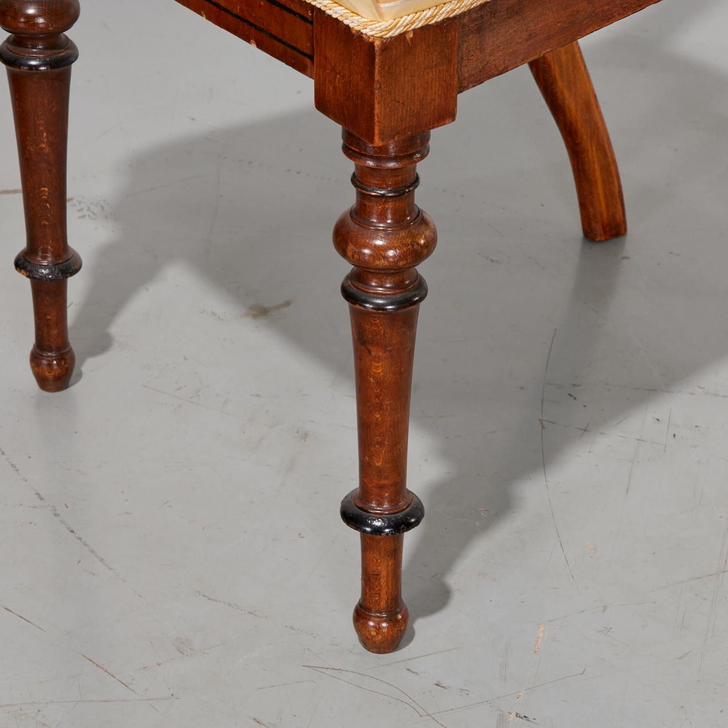 Satz von 4 Biedermeier-Beistellstühlen mit gepolsterten Sitzen und ebonisiertem Holzdetails im Zustand „Relativ gut“ im Angebot in Morristown, NJ