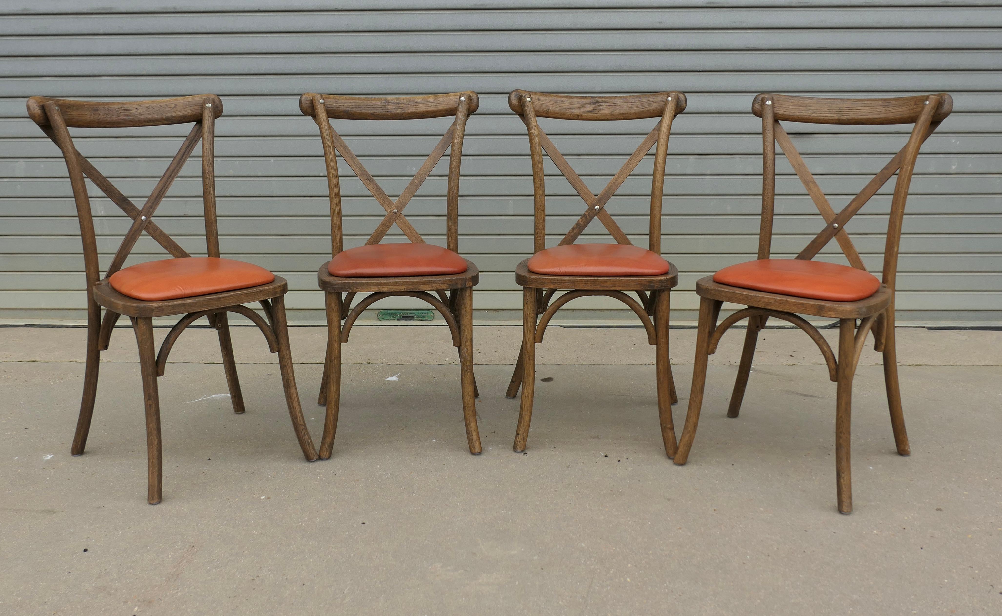 Set di 4 sedie bistrot in stile bengala 

Si tratta di un set di sedie in stile Bentwood molto robusto, tradizionalmente utilizzato nei bistrot europei; qui abbiamo un set di 4 sedie con sedili rivestiti in pelle.
Le sedie sono progettate per