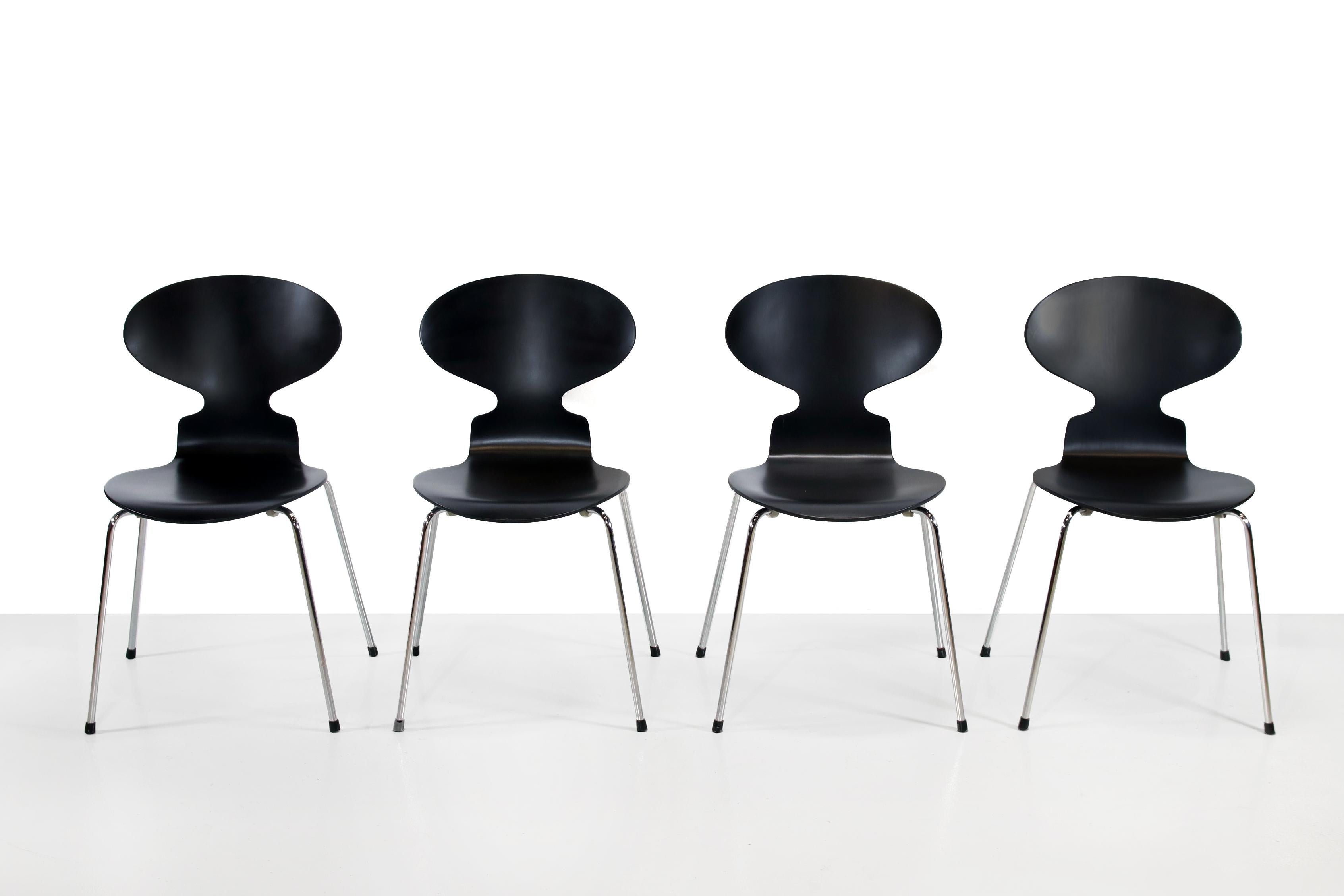 Mid-Century Modern Set of 4 Black Arne Jacobsen Ant Chairs for Fritz Hansen, 1980, Denmark For Sale