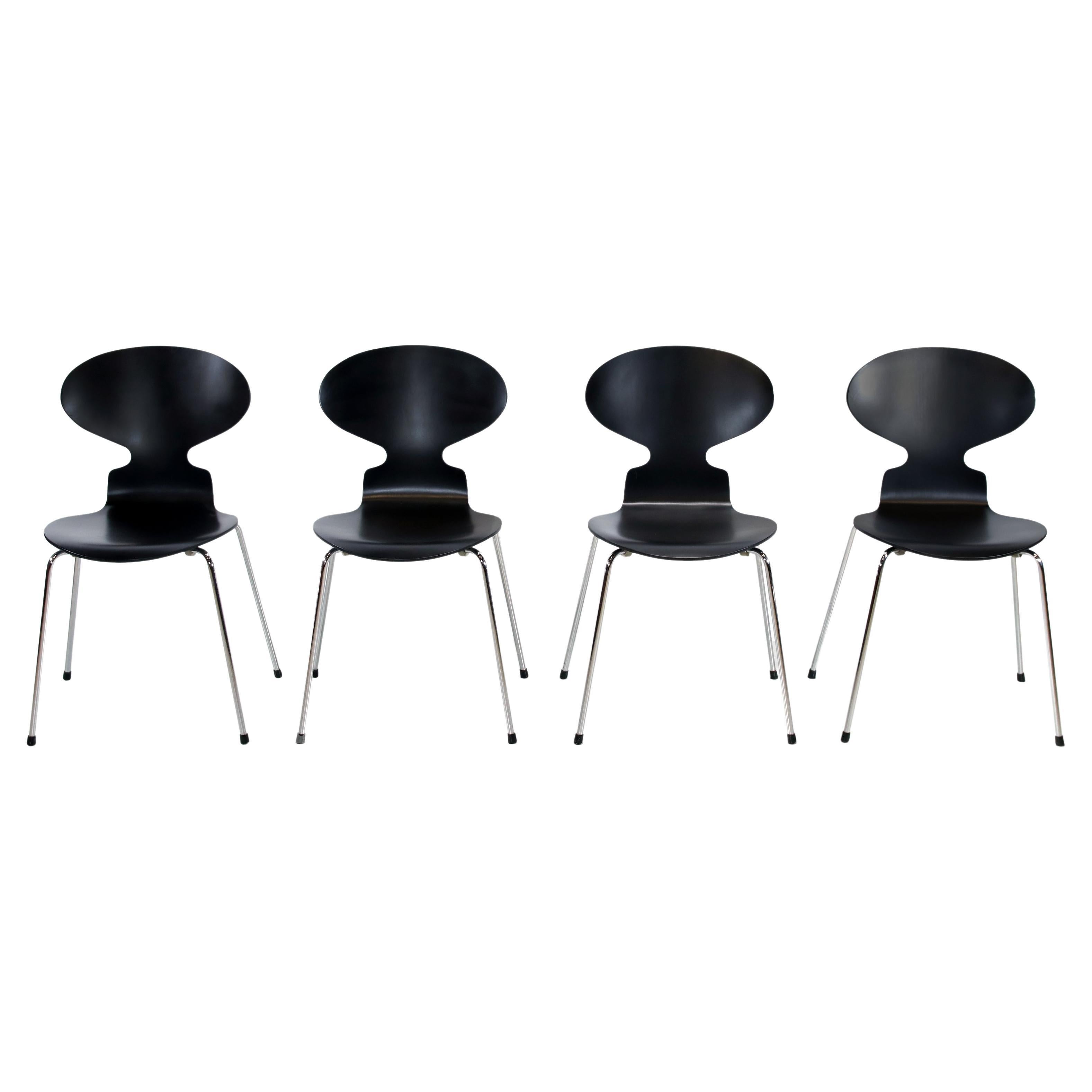 Set of 4 Black Arne Jacobsen Ant Chairs for Fritz Hansen, 1980, Denmark