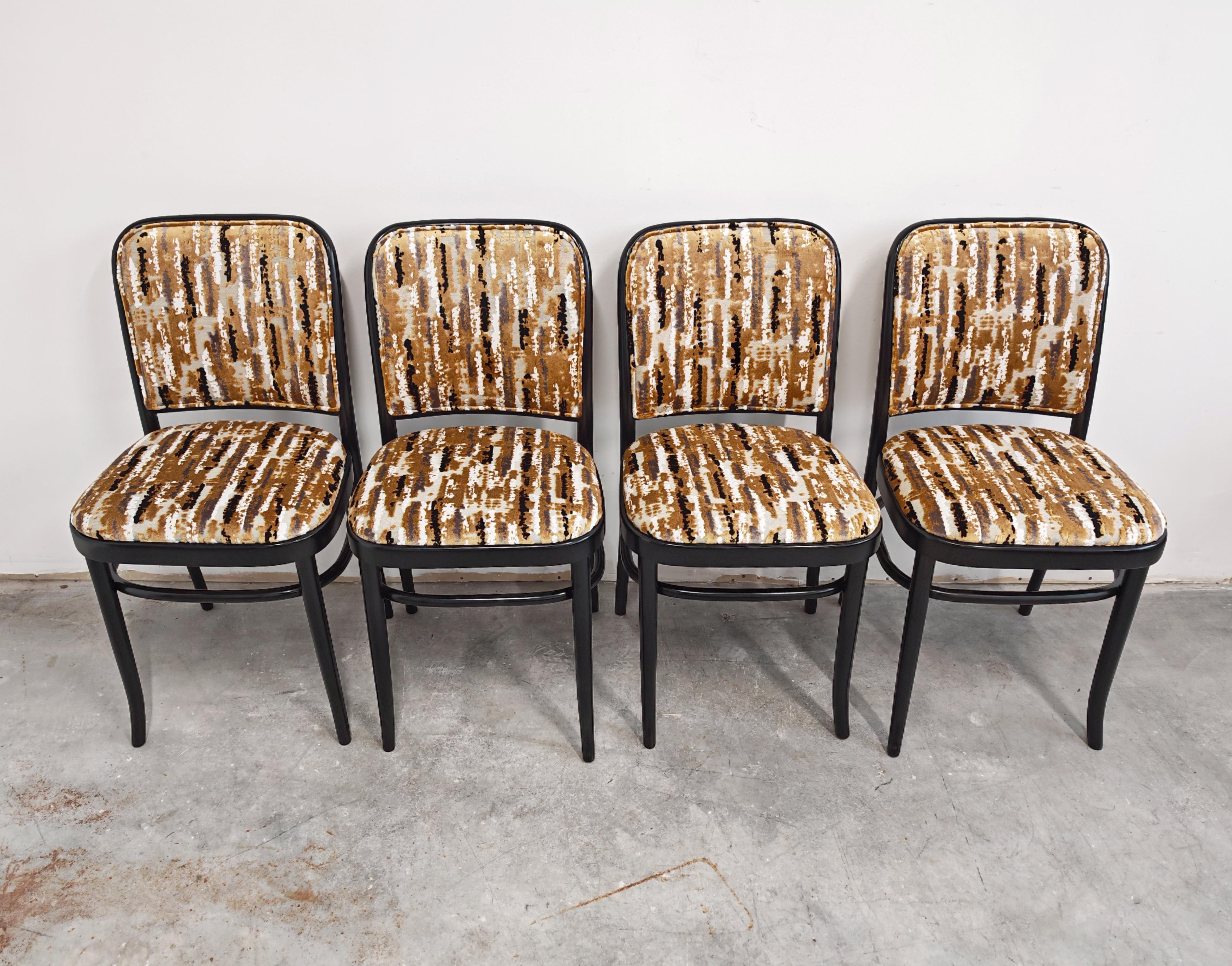 In questa inserzione troverai rare sedie da pranzo vintage disegnate da Josef Hoffmann per Mundus - Model Prague. Le sedie sono realizzate in legno di faggio verniciato nero e rivestite in peluche nero e oro, realizzato con il 56% di materiale