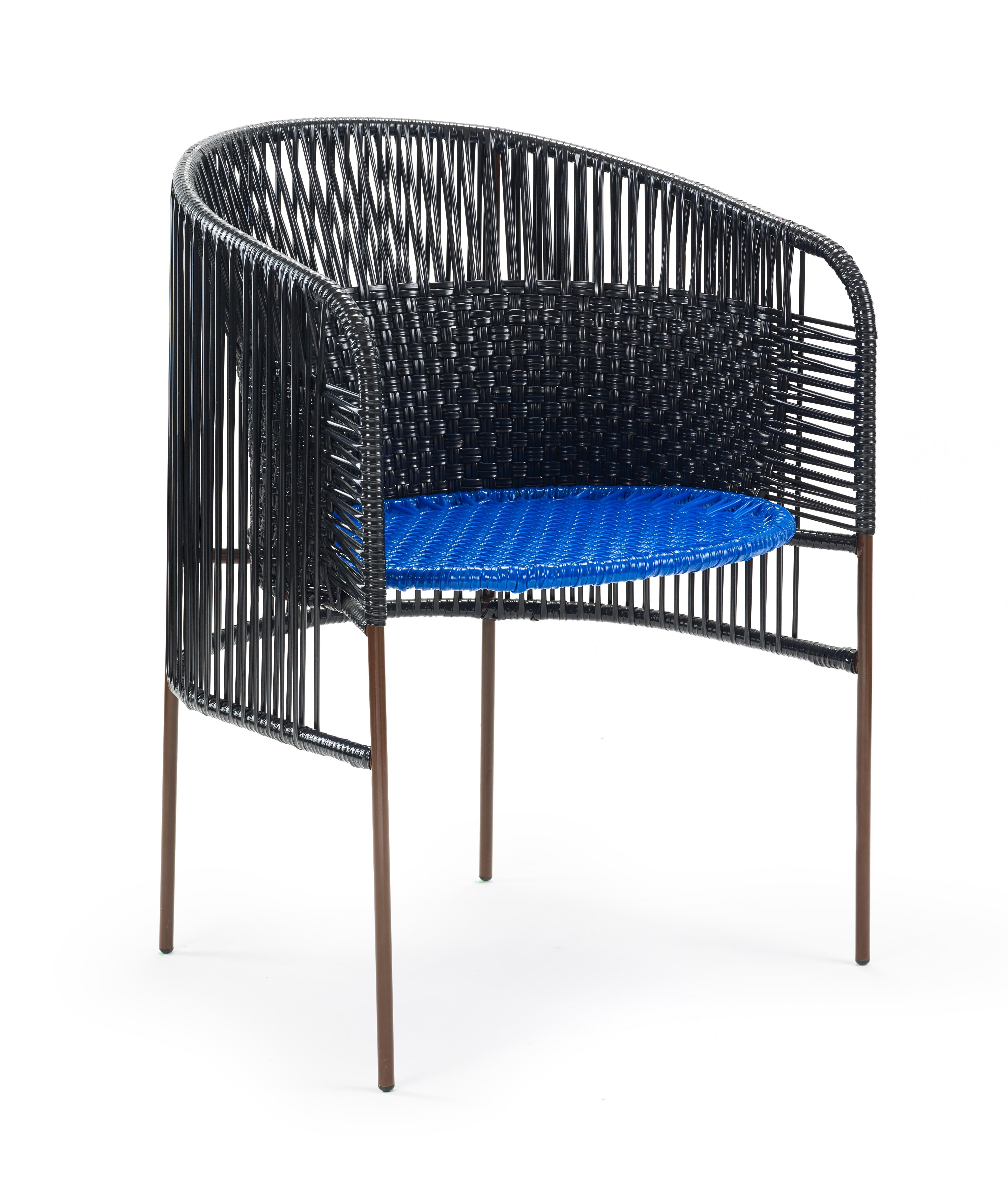 Set di 4 sedie da pranzo caribe nere di Sebastian Herkner
Materiali: Acciaio tubolare zincato e verniciato a polvere. Le corde in PVC sono realizzate in plastica riciclata.
Tecnica: Realizzata con plastica riciclata e tessuta da artigiani locali