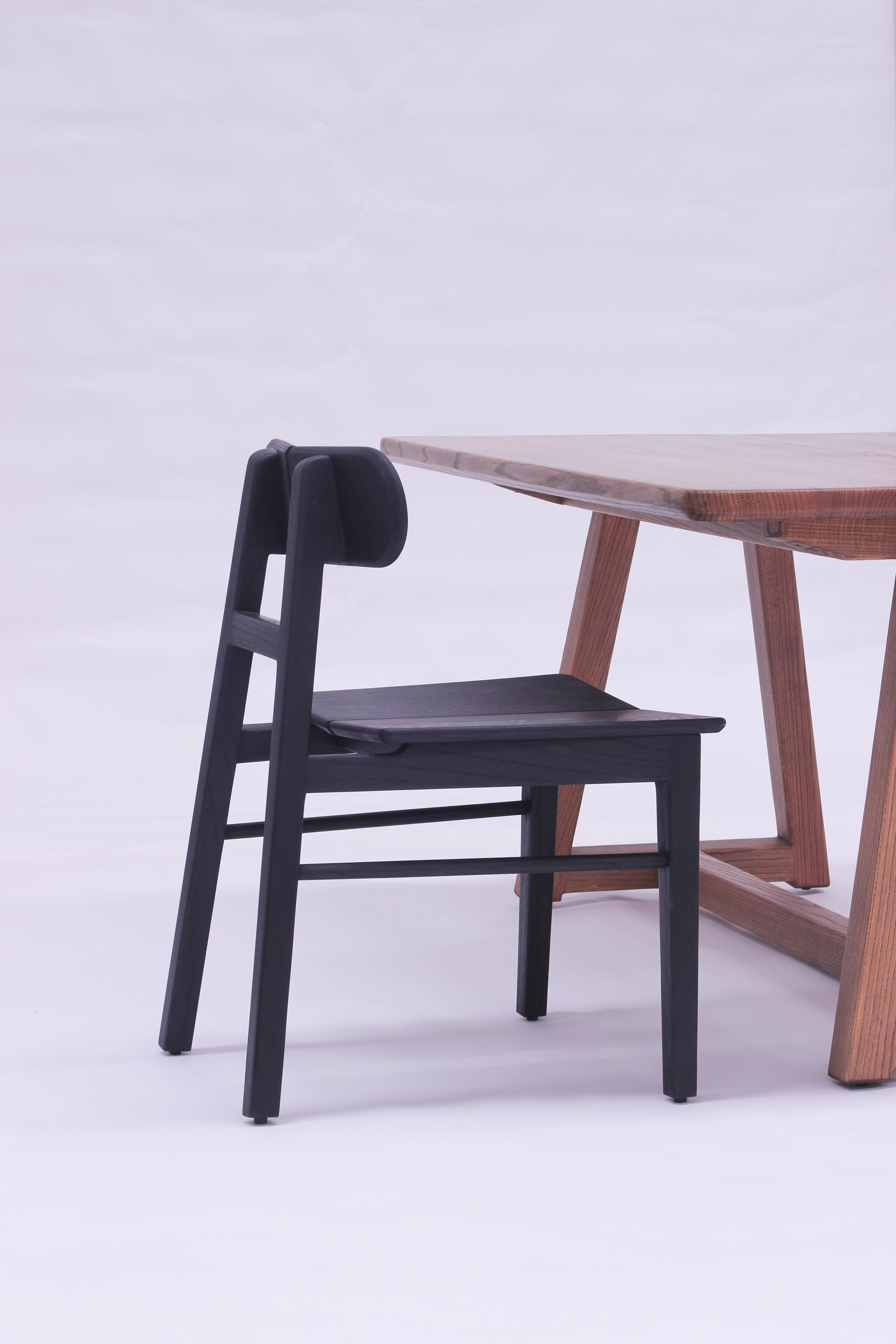 Set aus 4 schwarzen Contemporary Butterfly Oak Esszimmerstühlen aus Massivholz mit Messing im Angebot 6