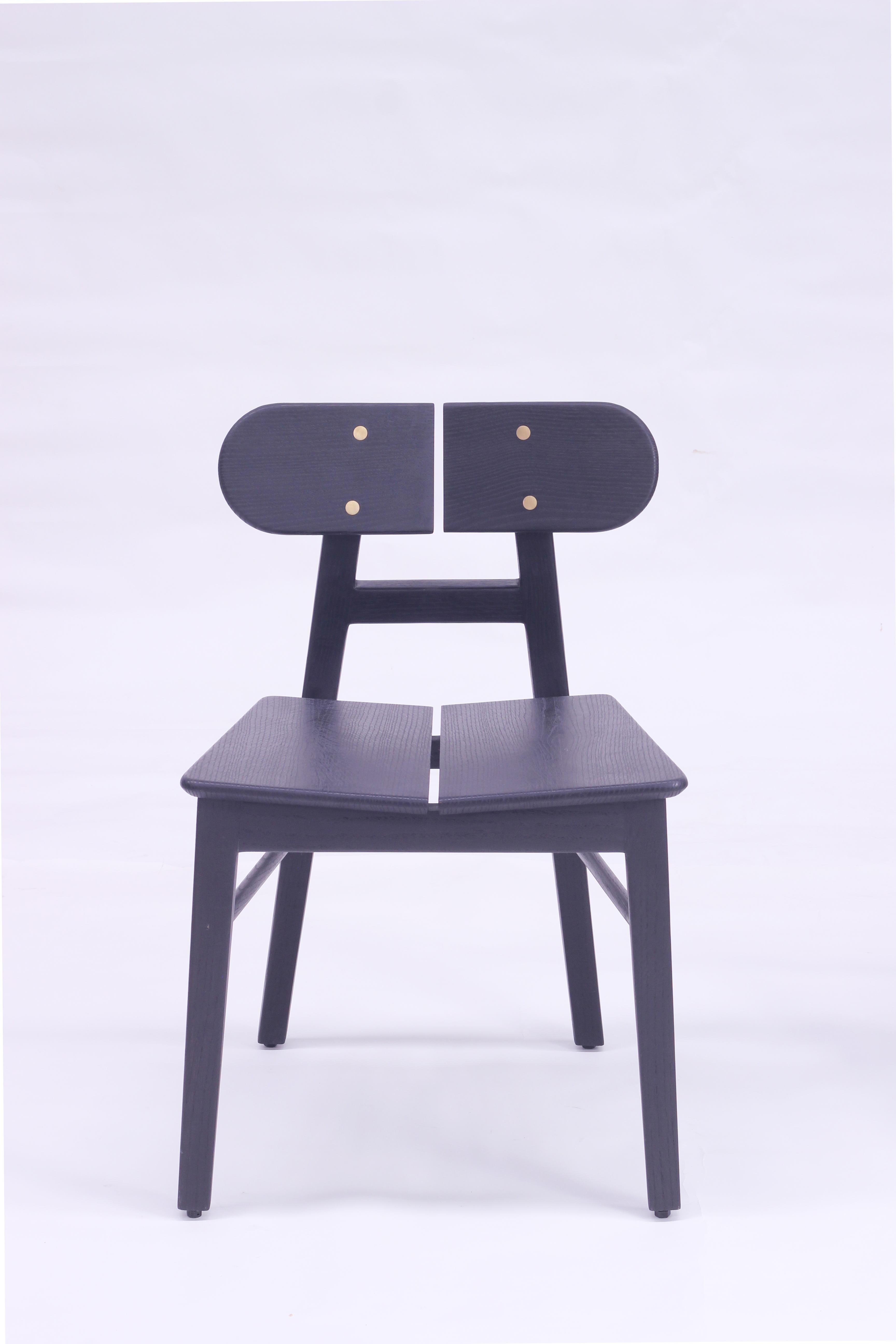 Set aus 4 schwarzen Contemporary Butterfly Oak Esszimmerstühlen aus Massivholz mit Messing (Handgefertigt) im Angebot
