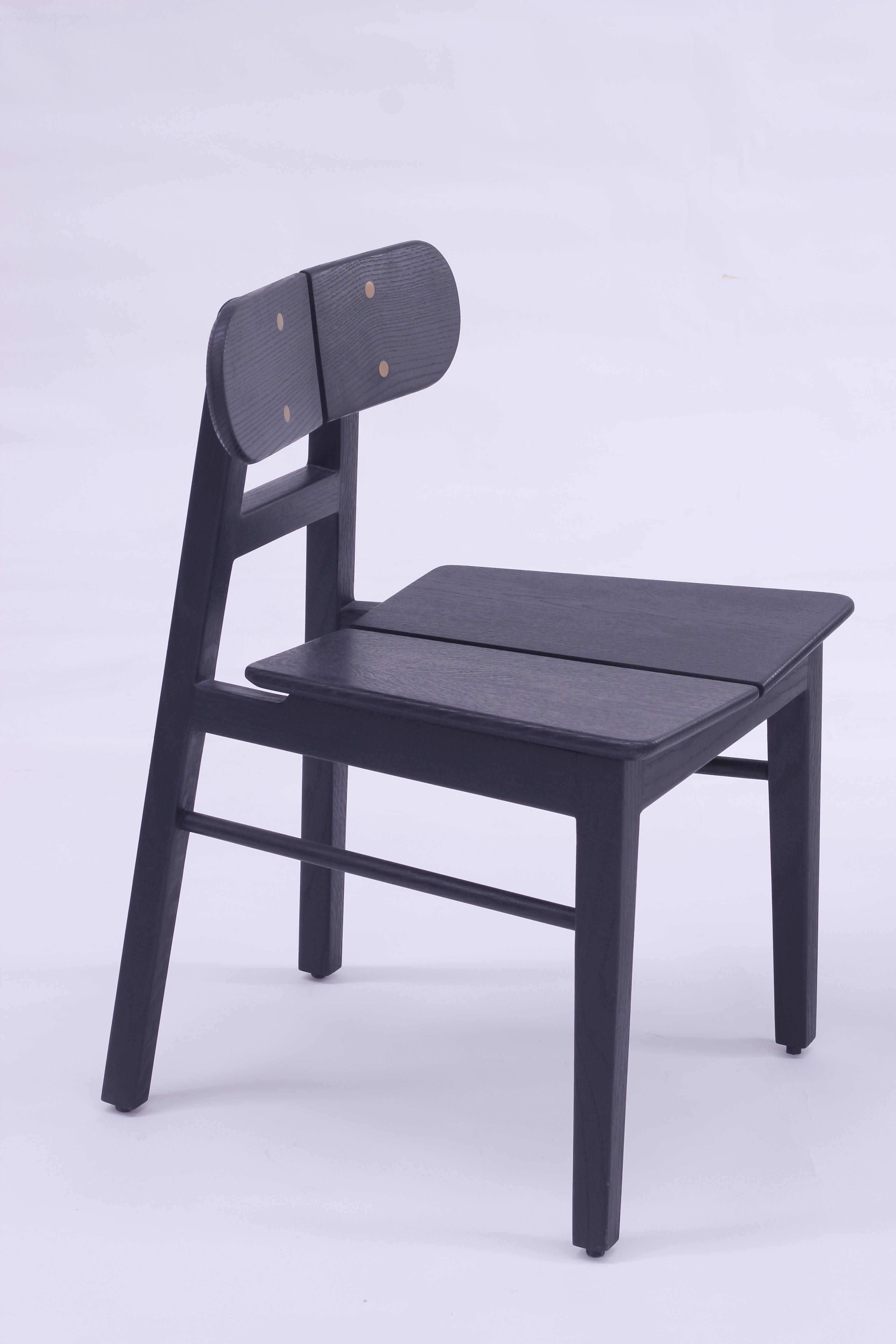 Set aus 4 schwarzen Contemporary Butterfly Oak Esszimmerstühlen aus Massivholz mit Messing (21. Jahrhundert und zeitgenössisch) im Angebot