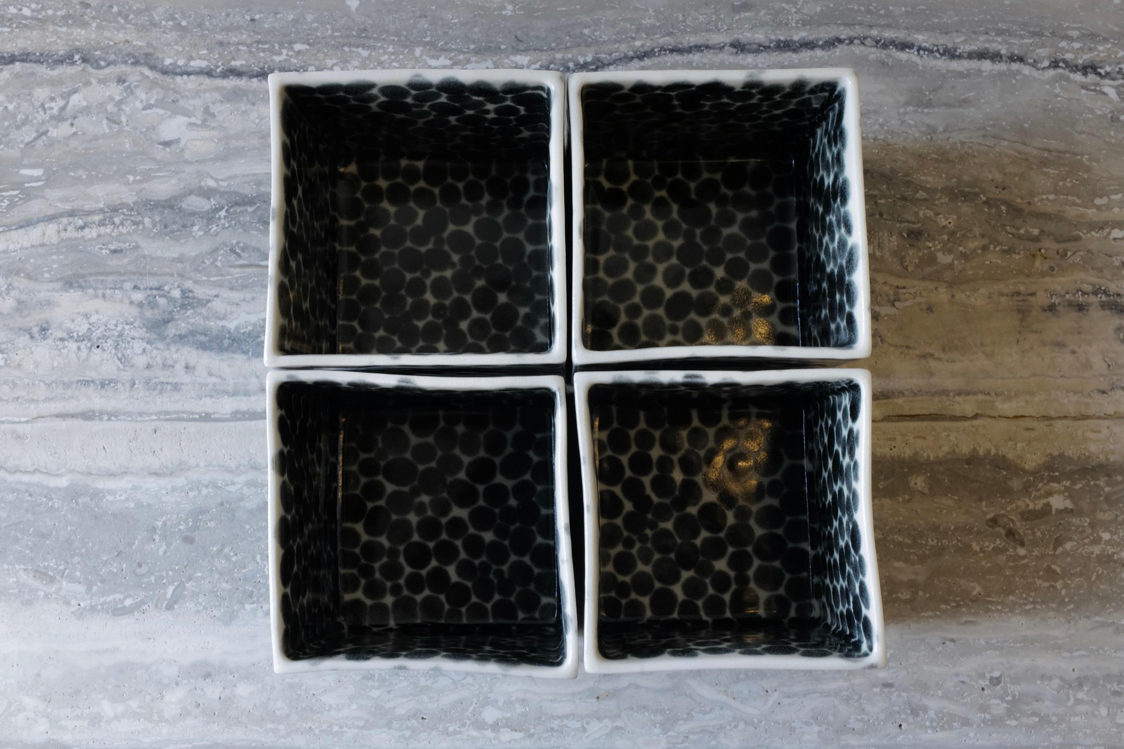 Ensemble de 4 cubes en porcelaine à pois noirs de Lana Kova en vente 6