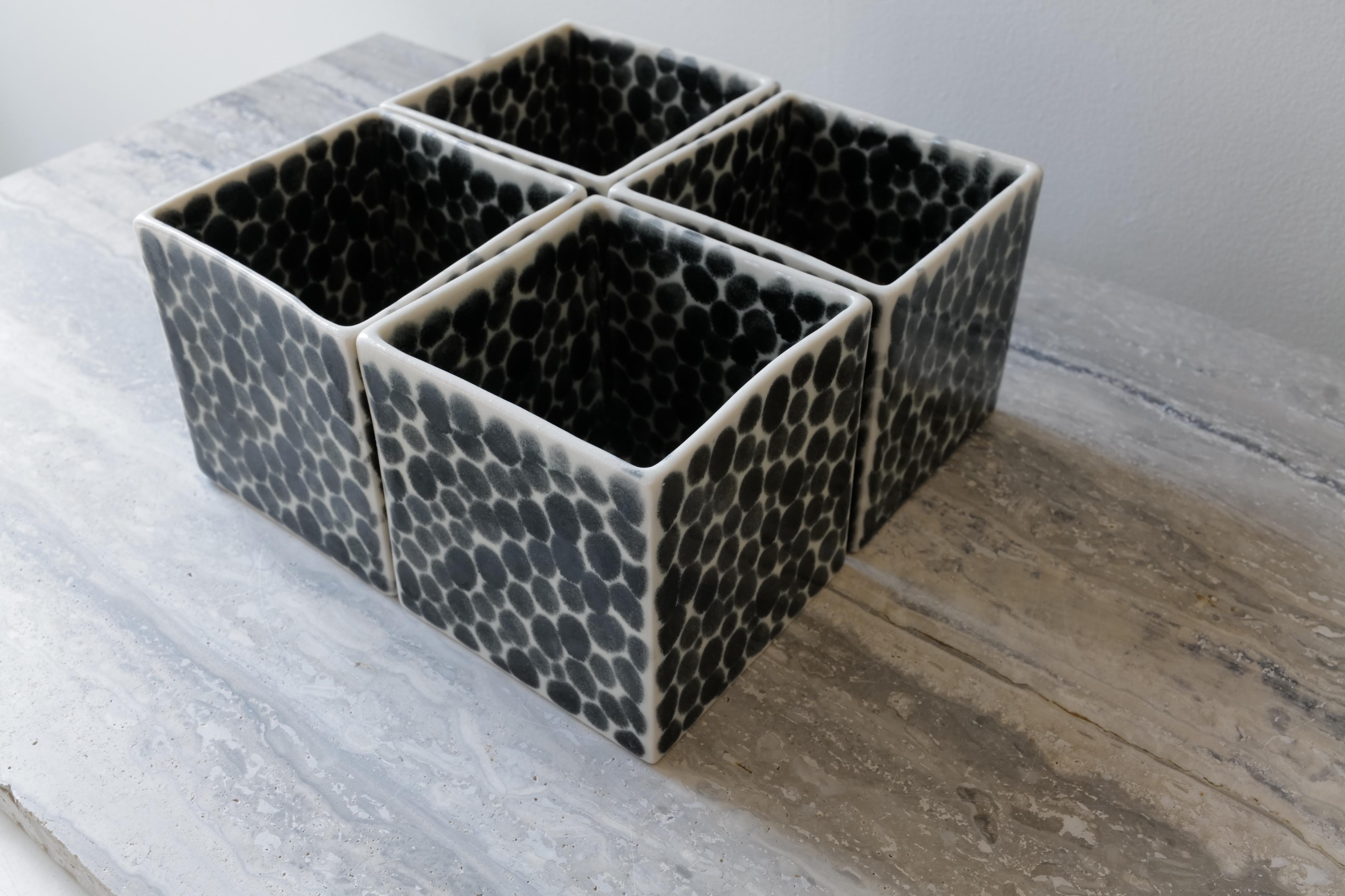 Ensemble de 4 cubes en porcelaine à pois noirs de Lana Kova Neuf - En vente à New York City, NY