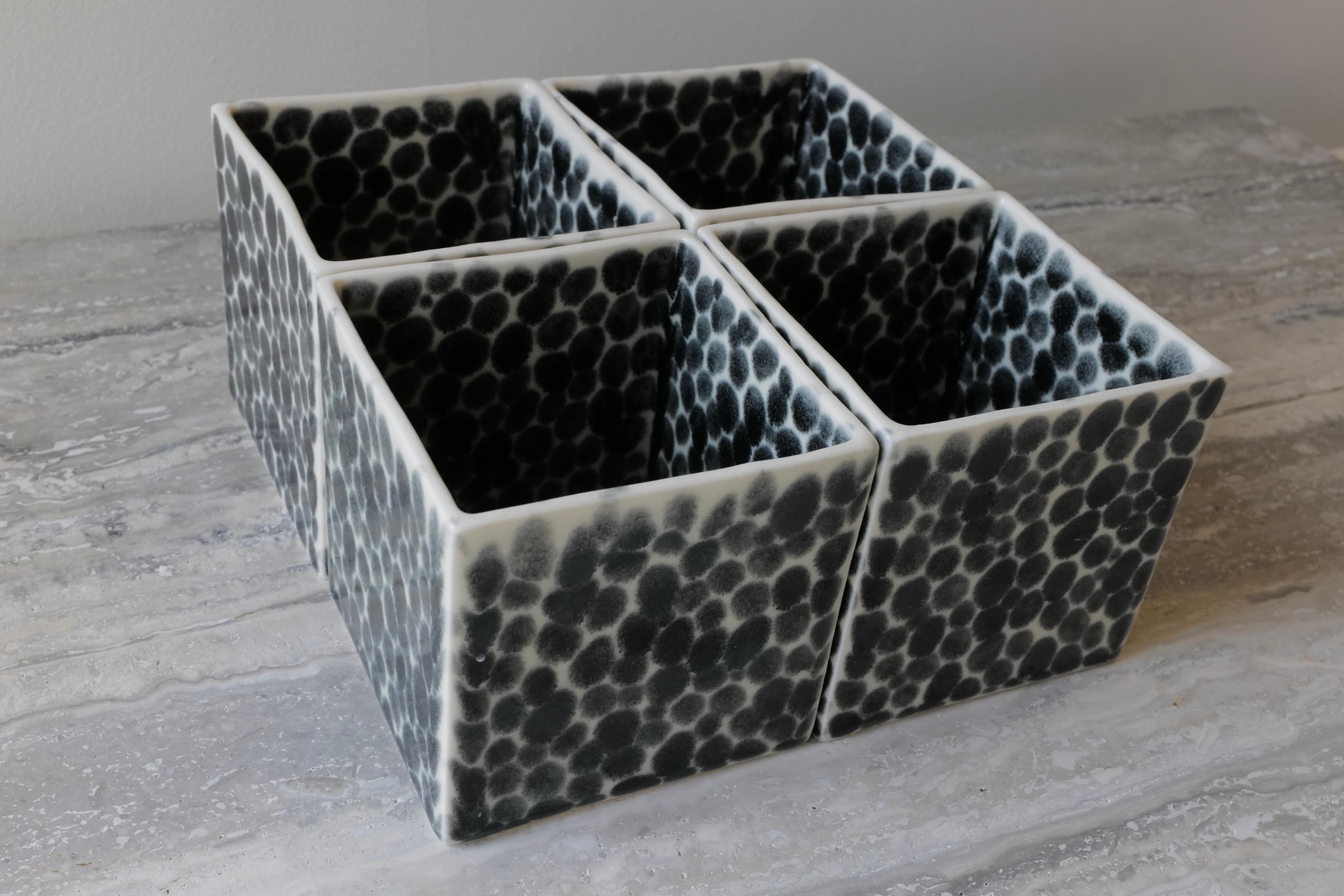 Ensemble de 4 cubes en porcelaine à pois noirs de Lana Kova en vente 1