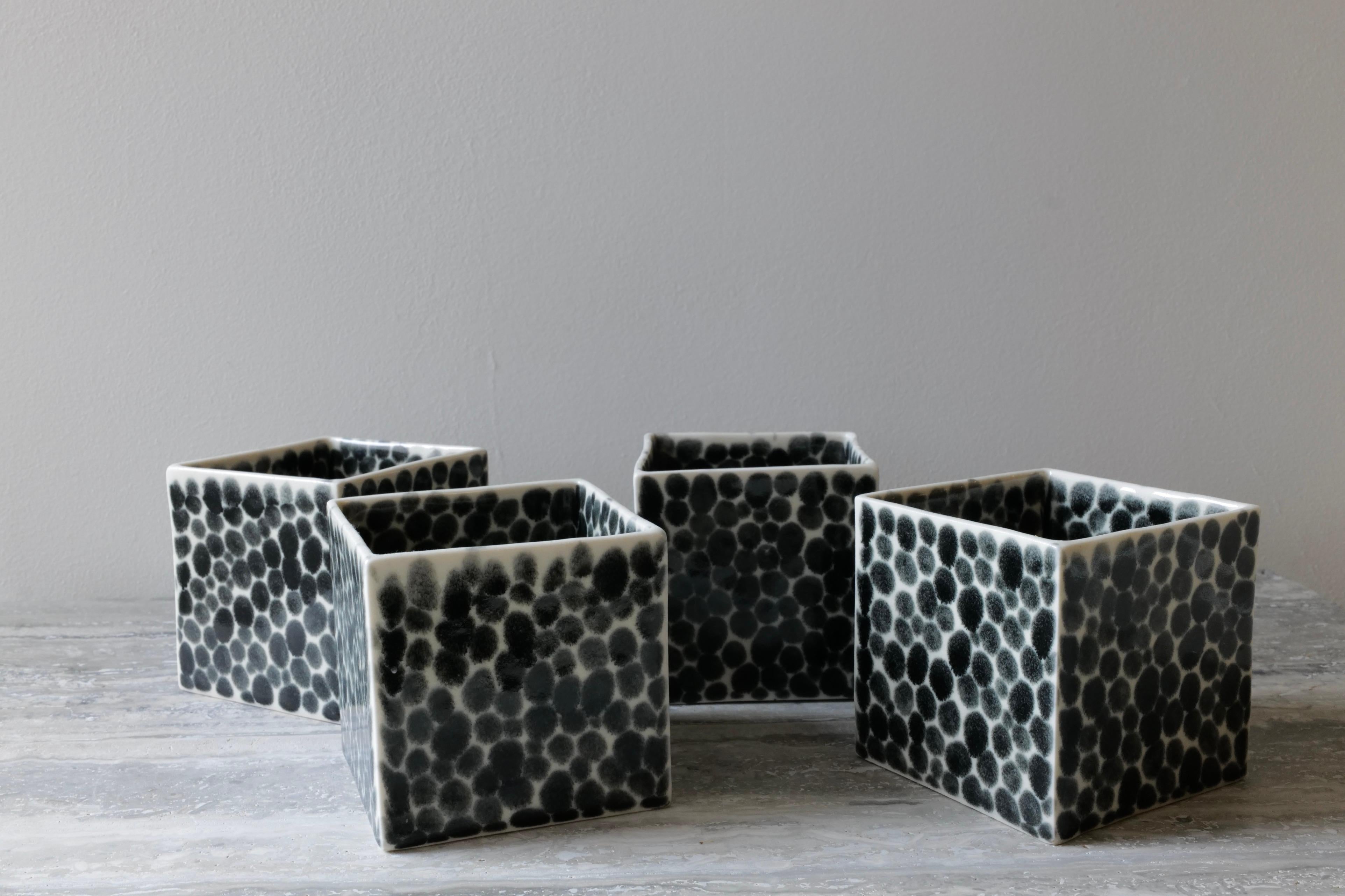 Ensemble de 4 cubes en porcelaine à pois noirs de Lana Kova en vente 2