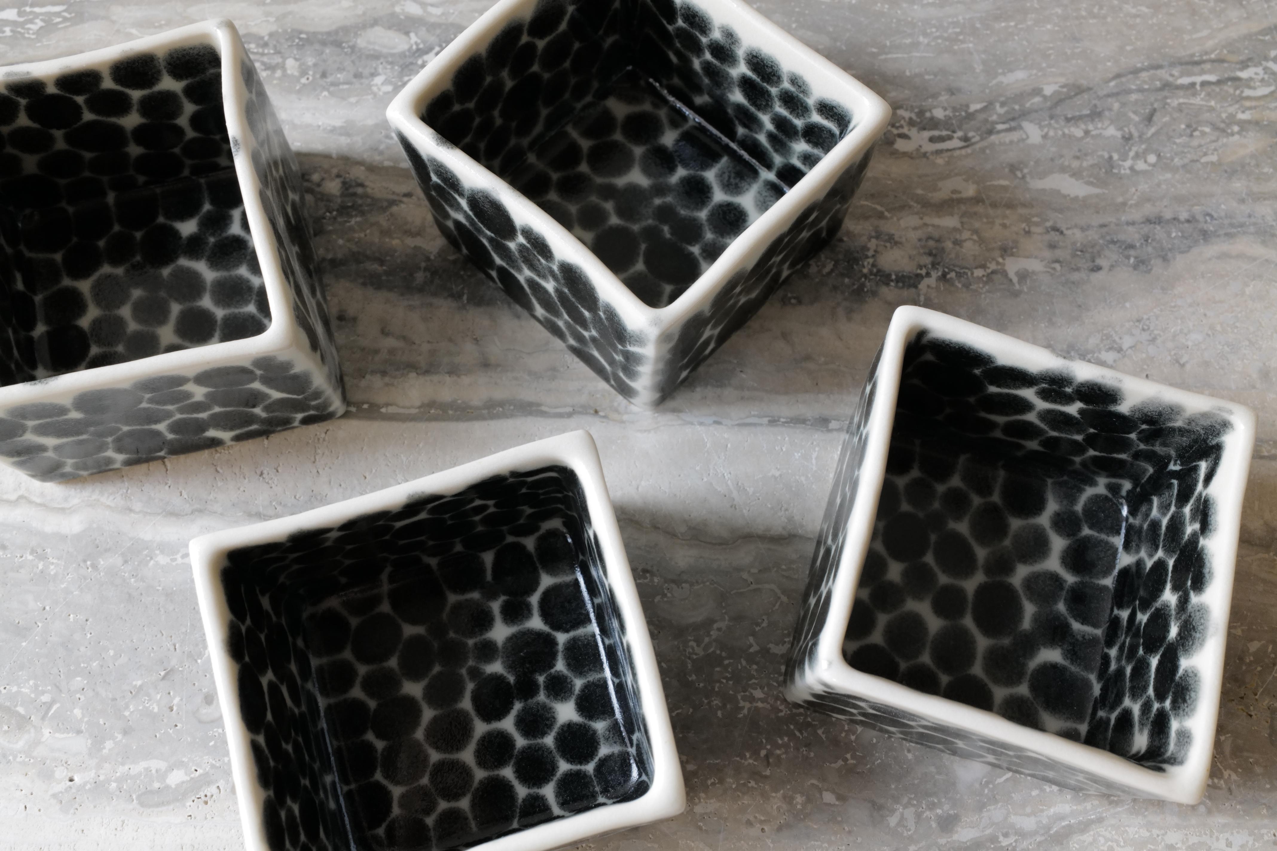 Ensemble de 4 petits cubes en porcelaine à pois noirs de Lana Kova en vente 3