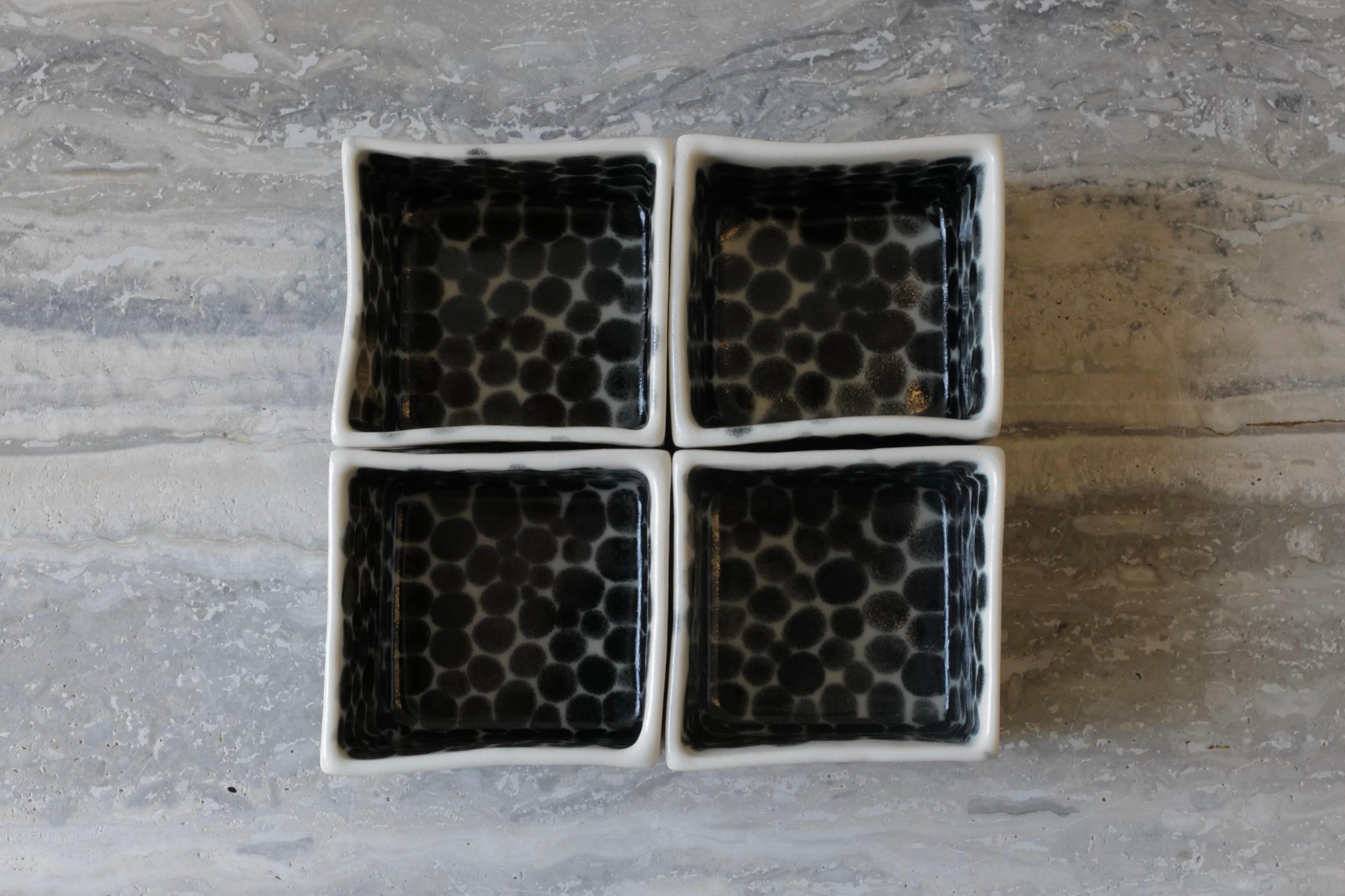 Ensemble de 4 petits cubes en porcelaine à pois noirs de Lana Kova en vente 4