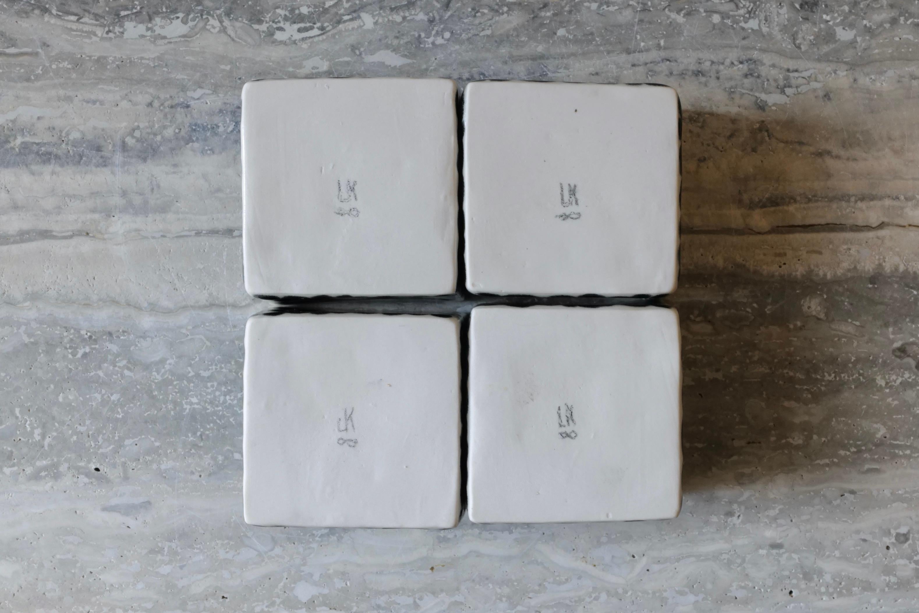 Ensemble de 4 petits cubes en porcelaine à pois noirs de Lana Kova en vente 5