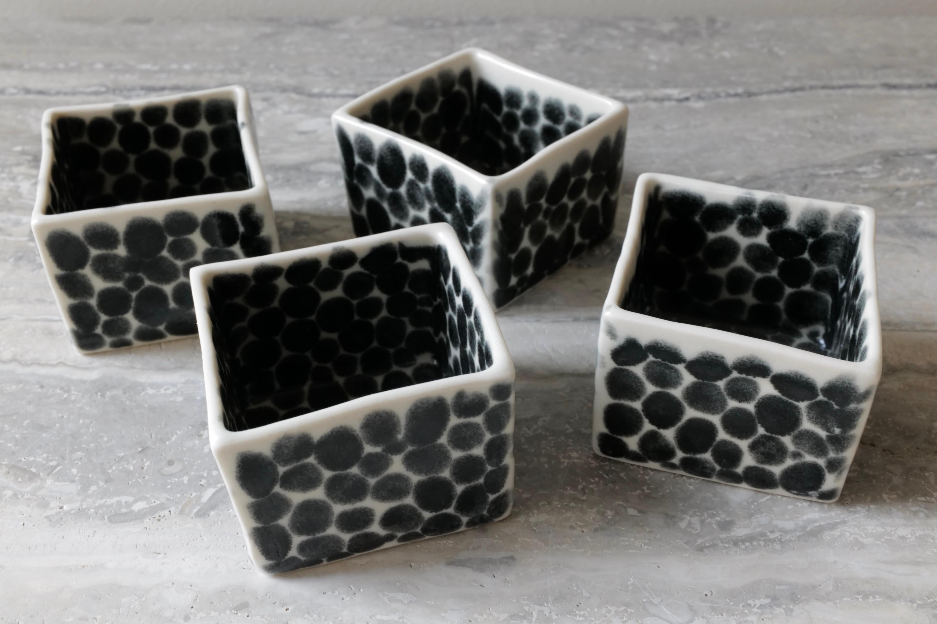 Porcelaine Ensemble de 4 petits cubes en porcelaine à pois noirs de Lana Kova en vente
