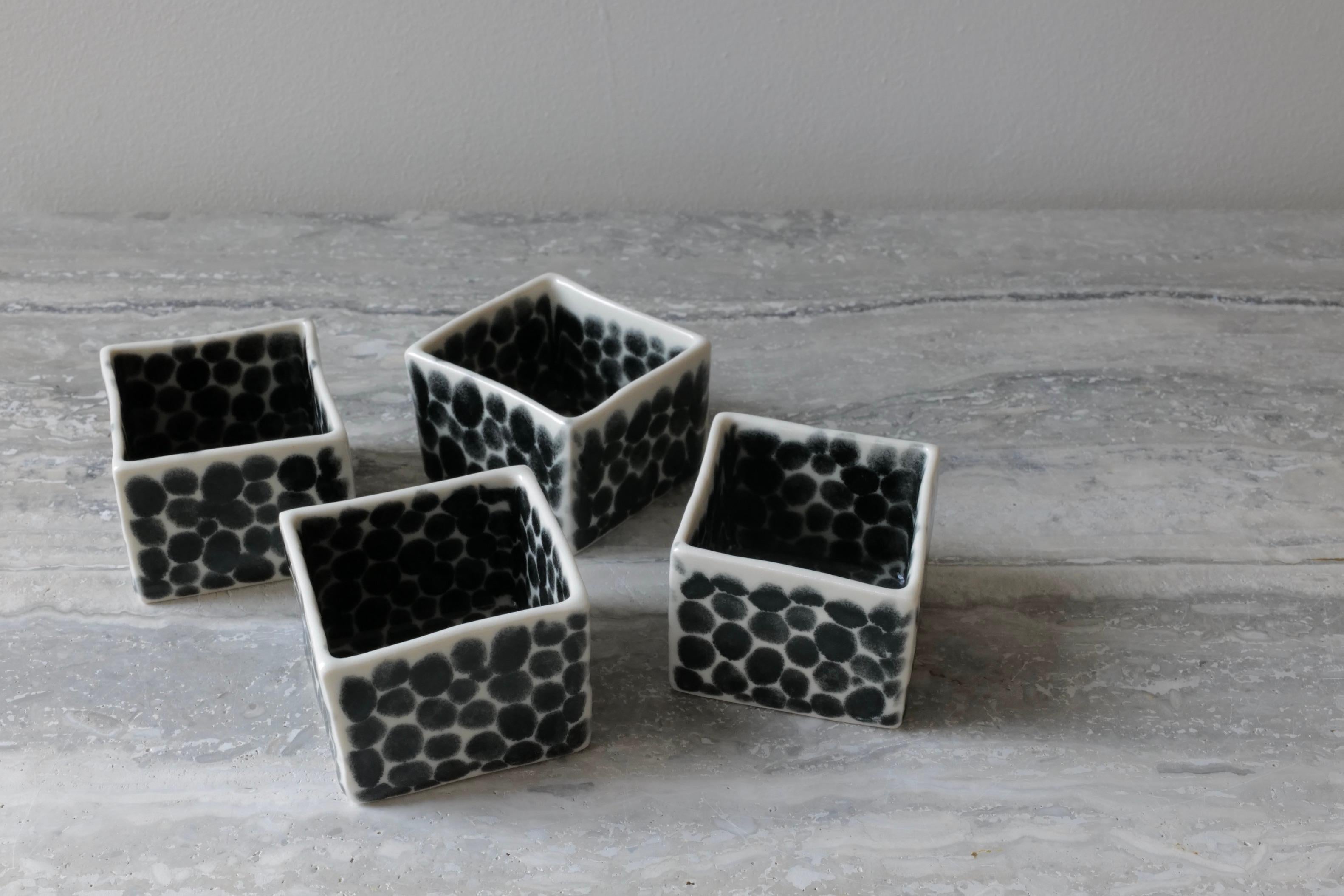 Ensemble de 4 petits cubes en porcelaine à pois noirs de Lana Kova en vente 1