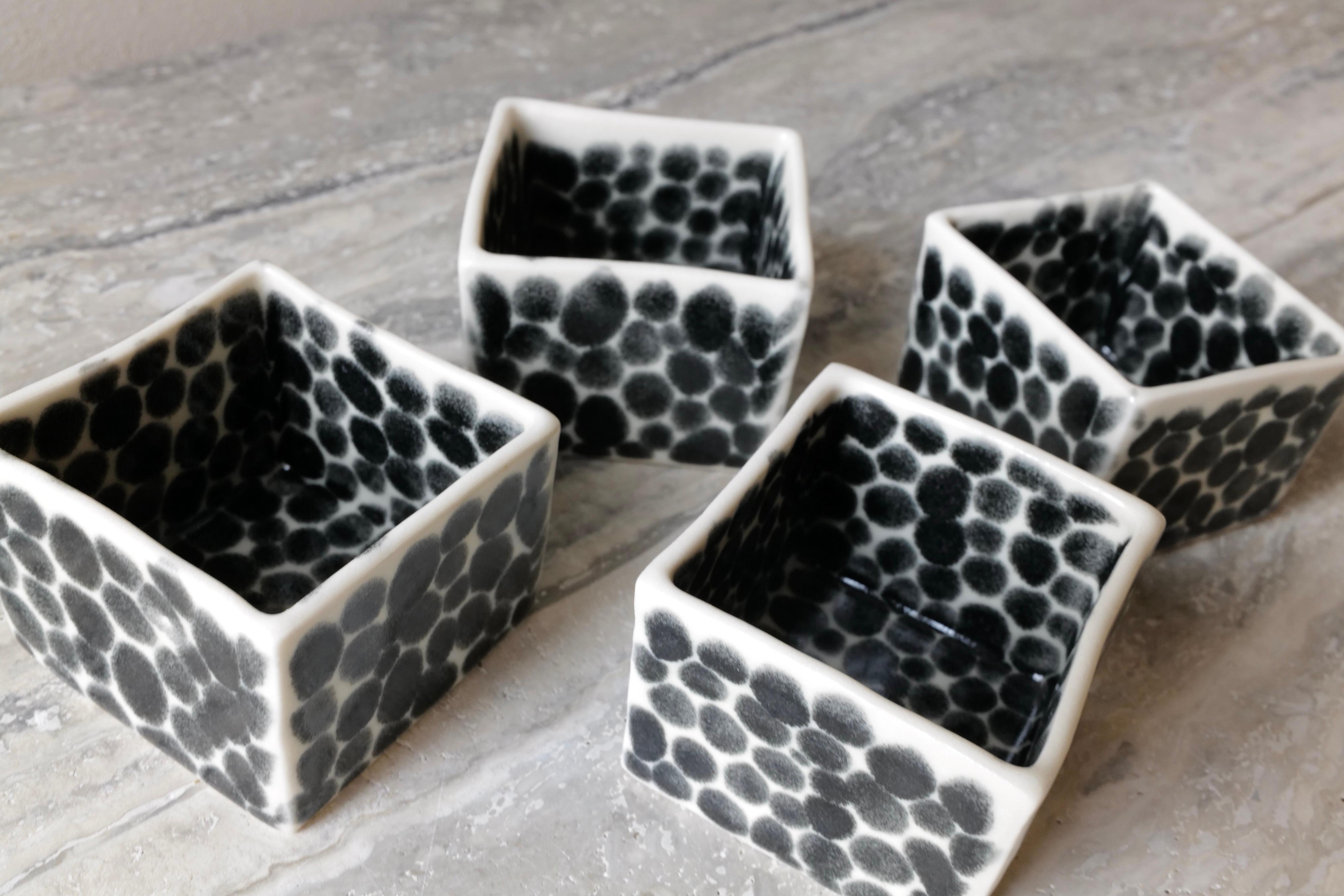 Ensemble de 4 petits cubes en porcelaine à pois noirs de Lana Kova en vente 2