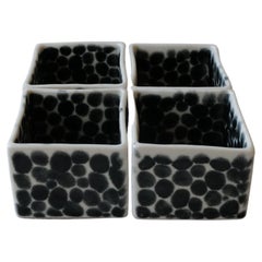 Ensemble de 4 petits cubes en porcelaine à pois noirs de Lana Kova
