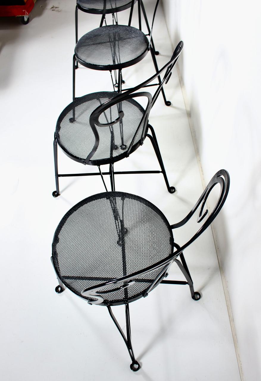 Ensemble de 4 chaises de jardin en fer forgé émaillé noir avec assise en fil métallique, années 1940 en vente 2