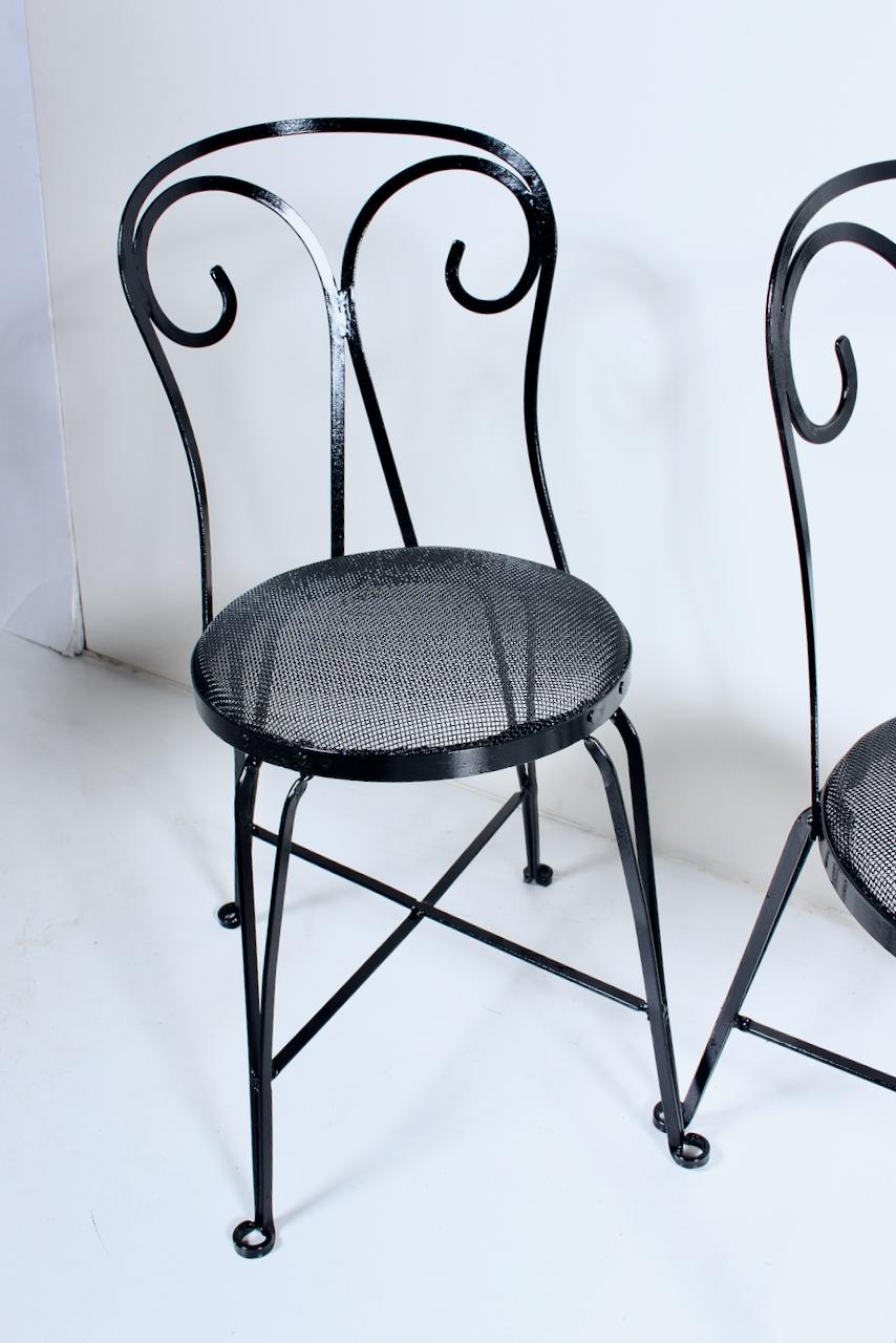 Ensemble de 4 chaises de jardin en fer forgé émaillé noir avec assise en fil métallique, années 1940 en vente 3