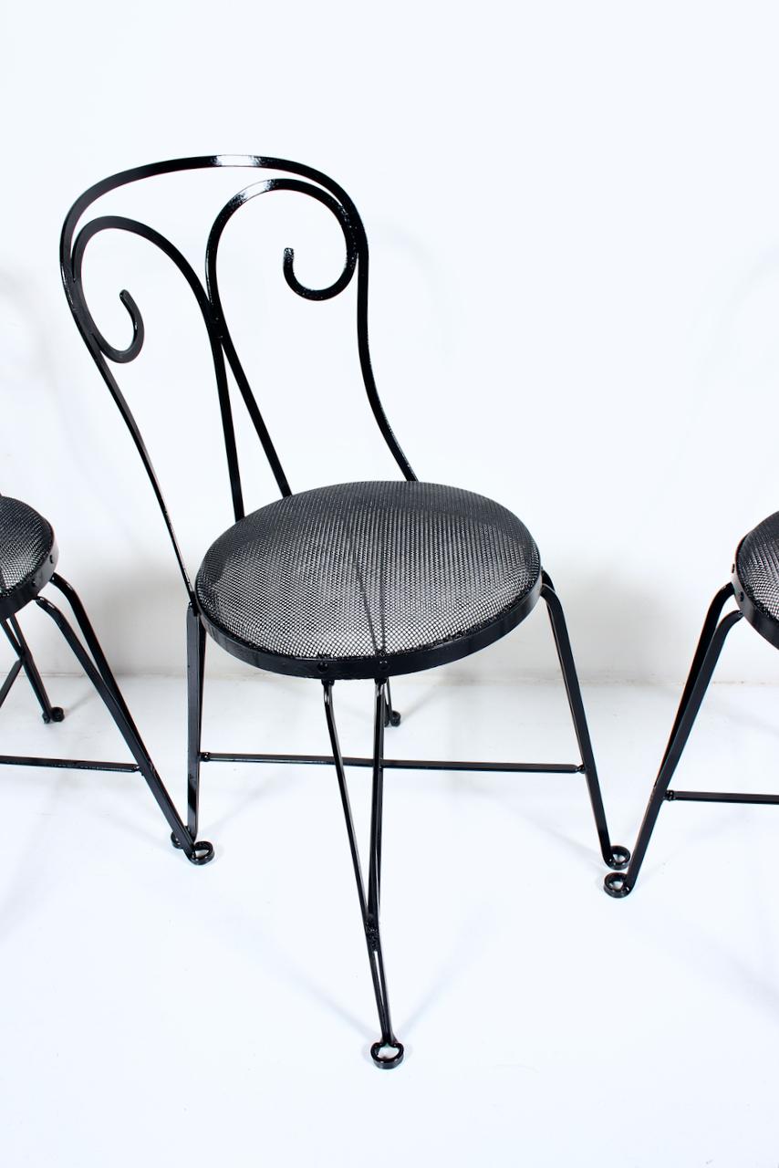Ensemble de 4 chaises de jardin en fer forgé émaillé noir avec assise en fil métallique, années 1940 en vente 4