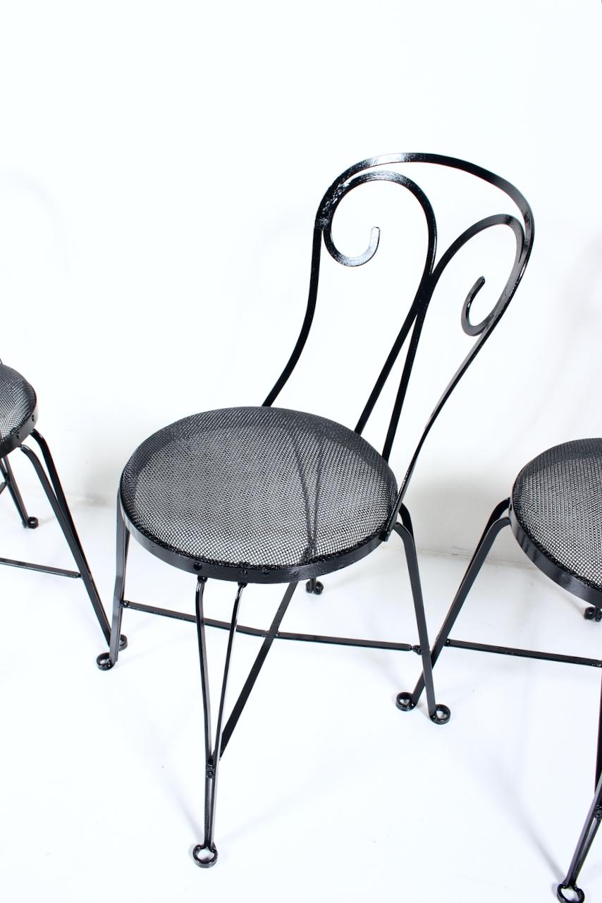 Satz von 4 schwarzen schmiedeeisernen Frühlingsdraht-Gartenstühlen mit schwarzer Emaille, 1940er Jahre 5