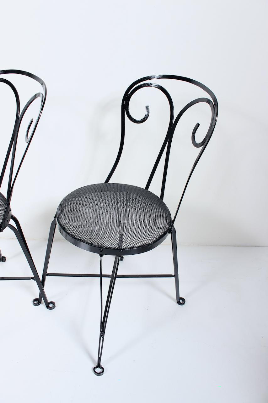 Ensemble de 4 chaises de jardin en fer forgé émaillé noir avec assise en fil métallique, années 1940 en vente 6