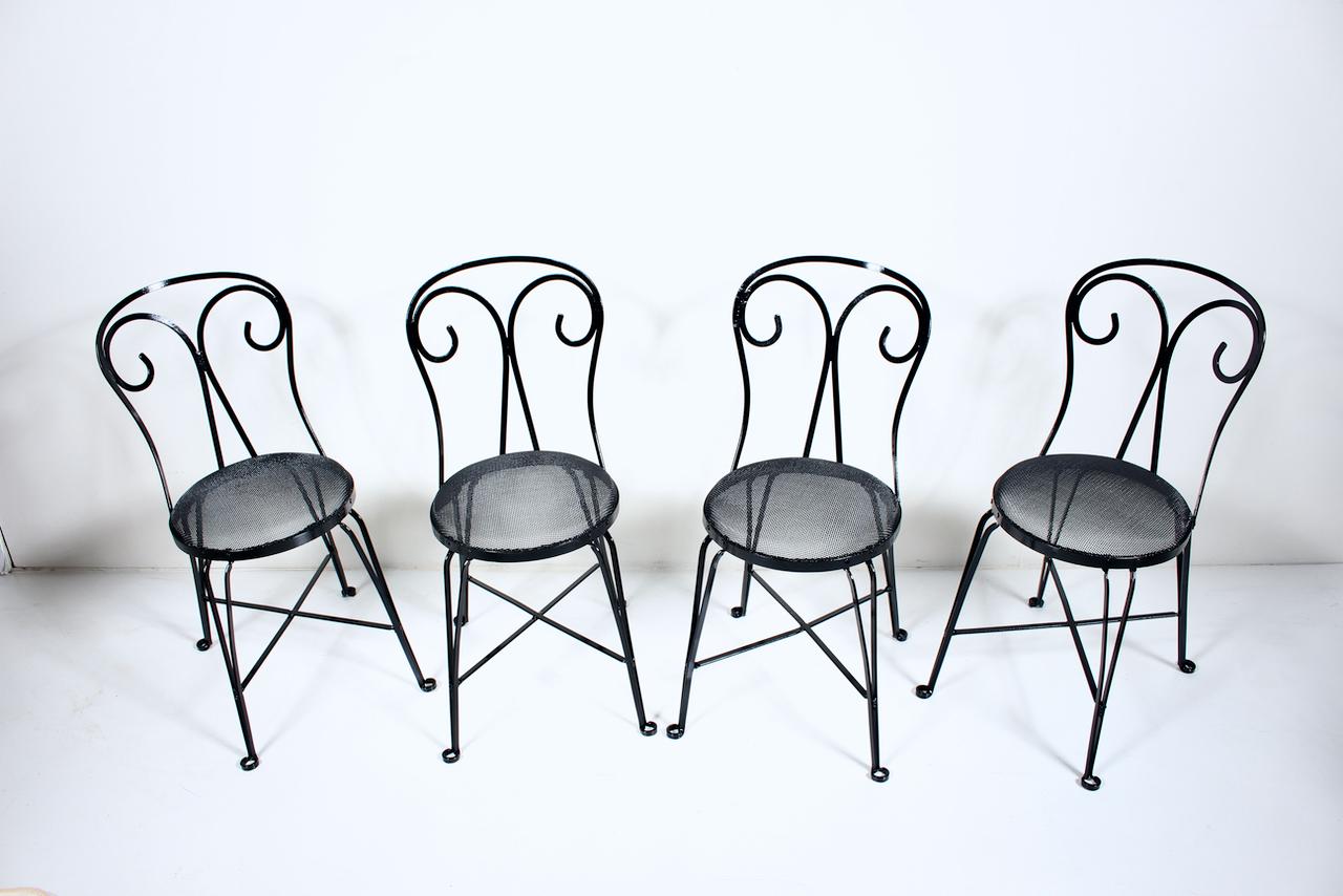 Ensemble de 4 chaises de jardin en fer forgé émaillé noir avec assise en fil métallique, années 1940 en vente 10