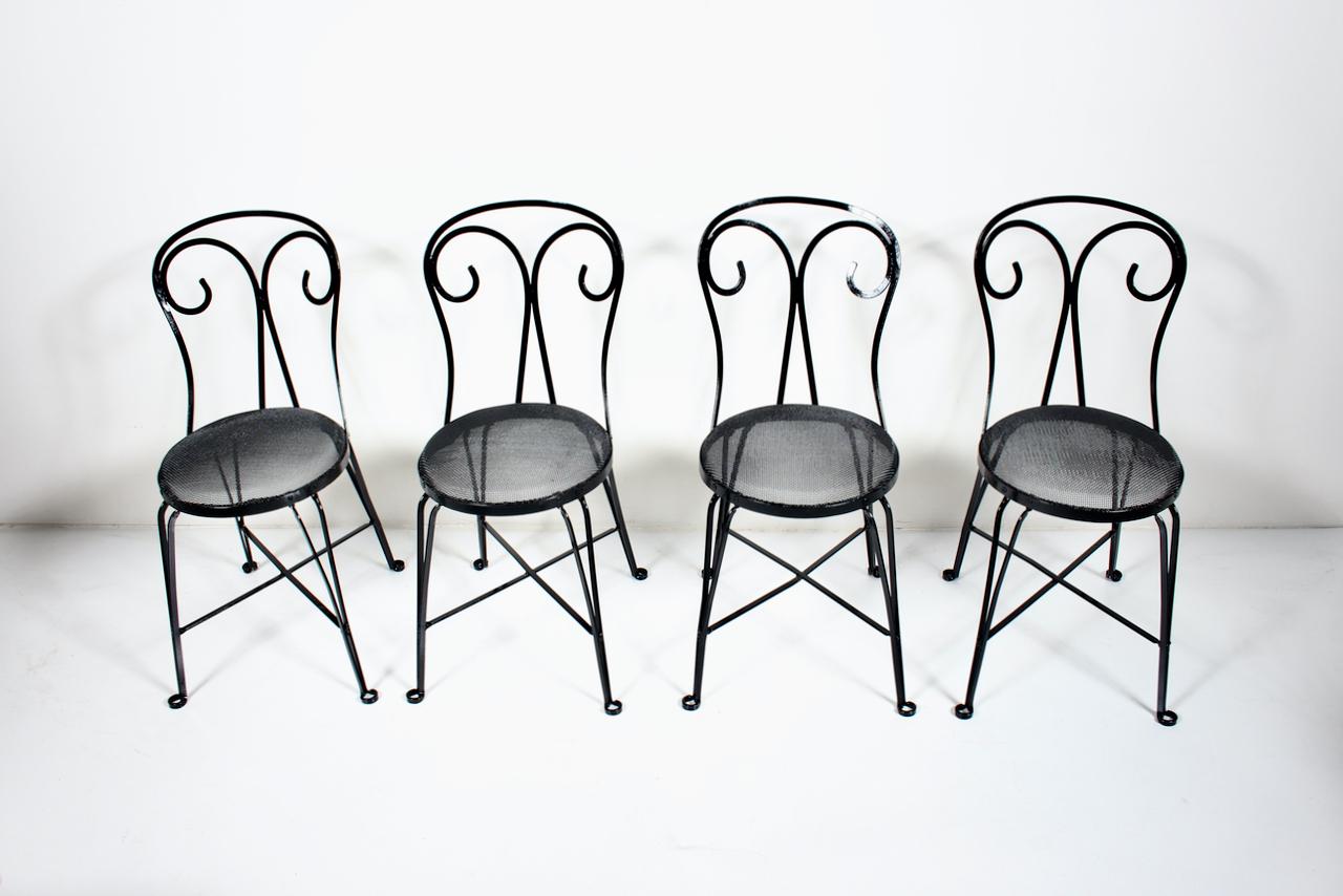 Art déco Ensemble de 4 chaises de jardin en fer forgé émaillé noir avec assise en fil métallique, années 1940 en vente