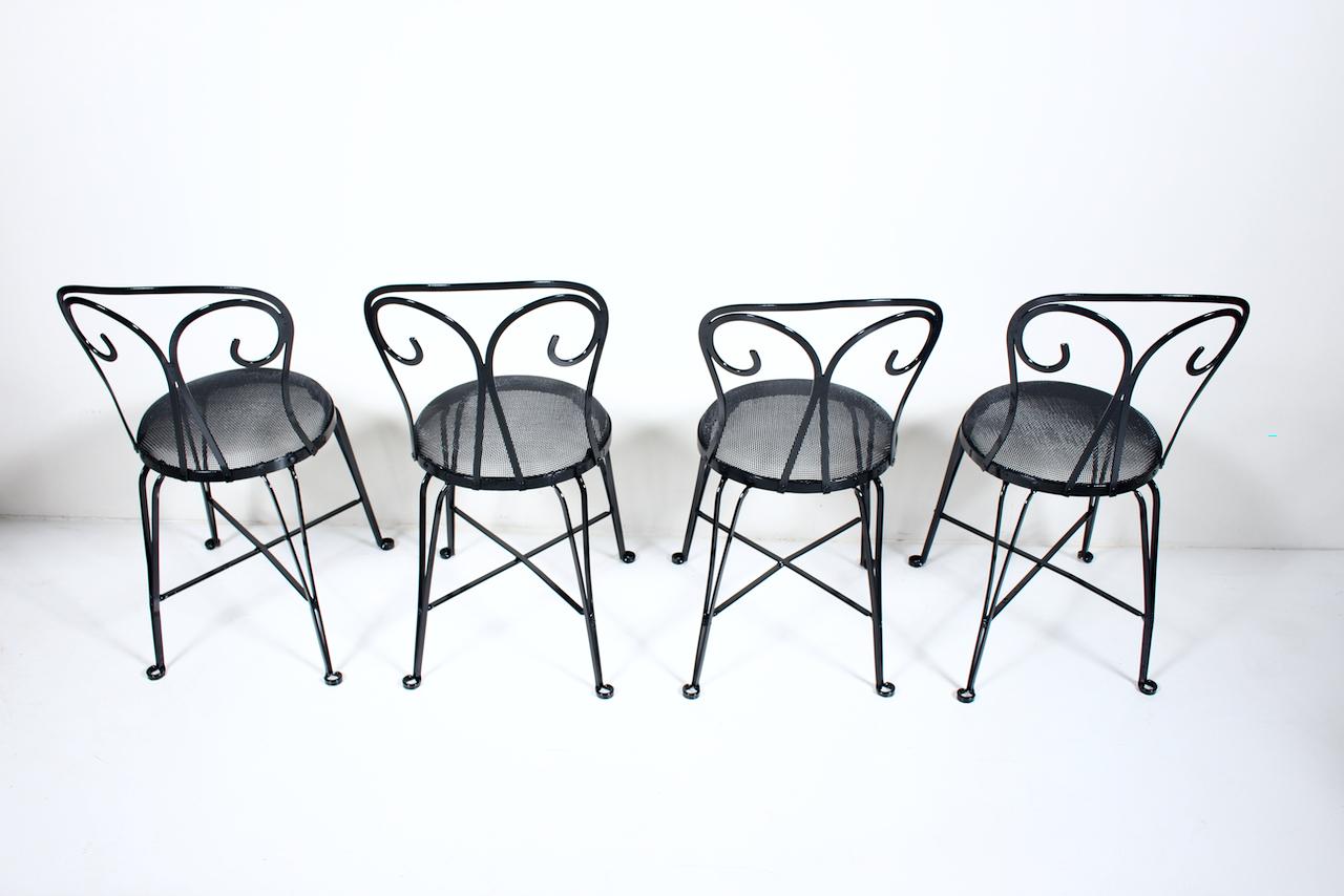 Américain Ensemble de 4 chaises de jardin en fer forgé émaillé noir avec assise en fil métallique, années 1940 en vente