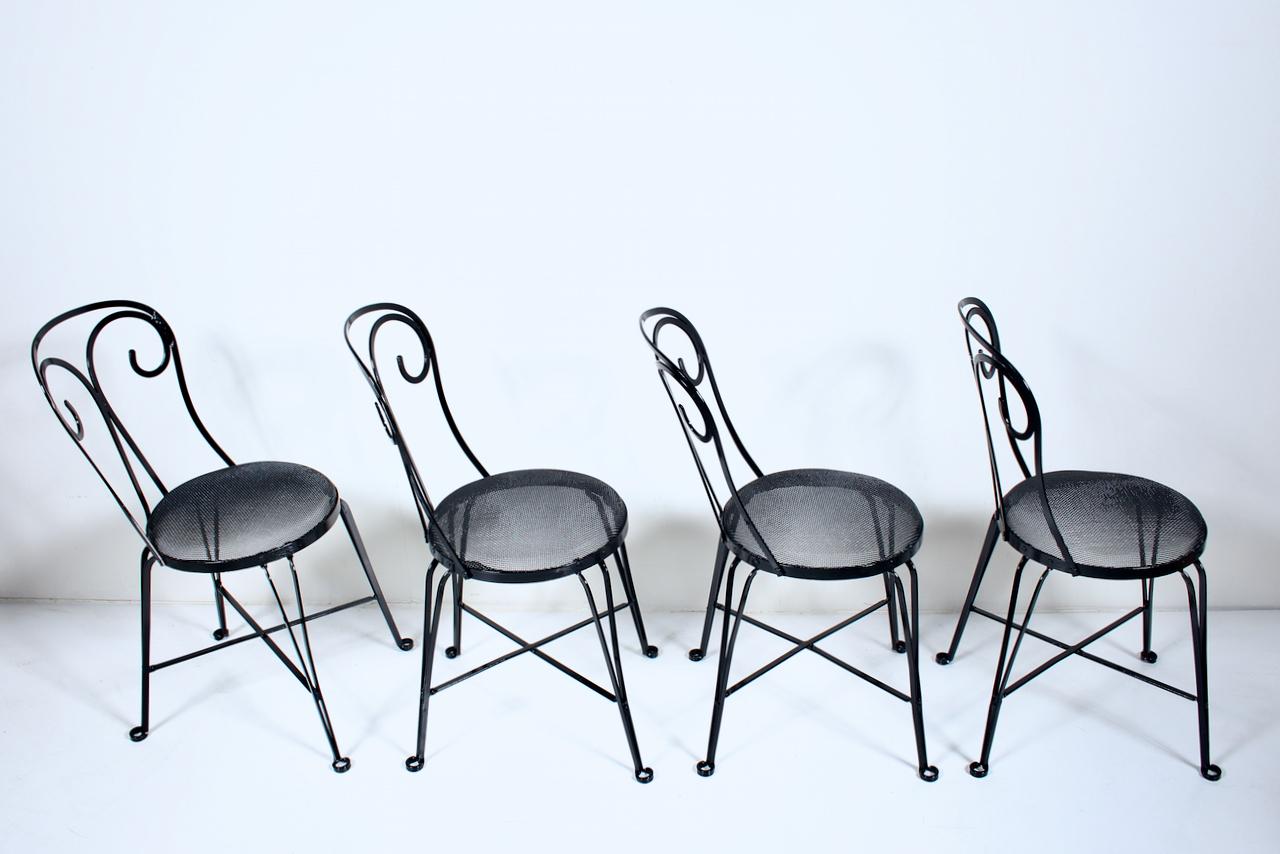 Émaillé Ensemble de 4 chaises de jardin en fer forgé émaillé noir avec assise en fil métallique, années 1940 en vente