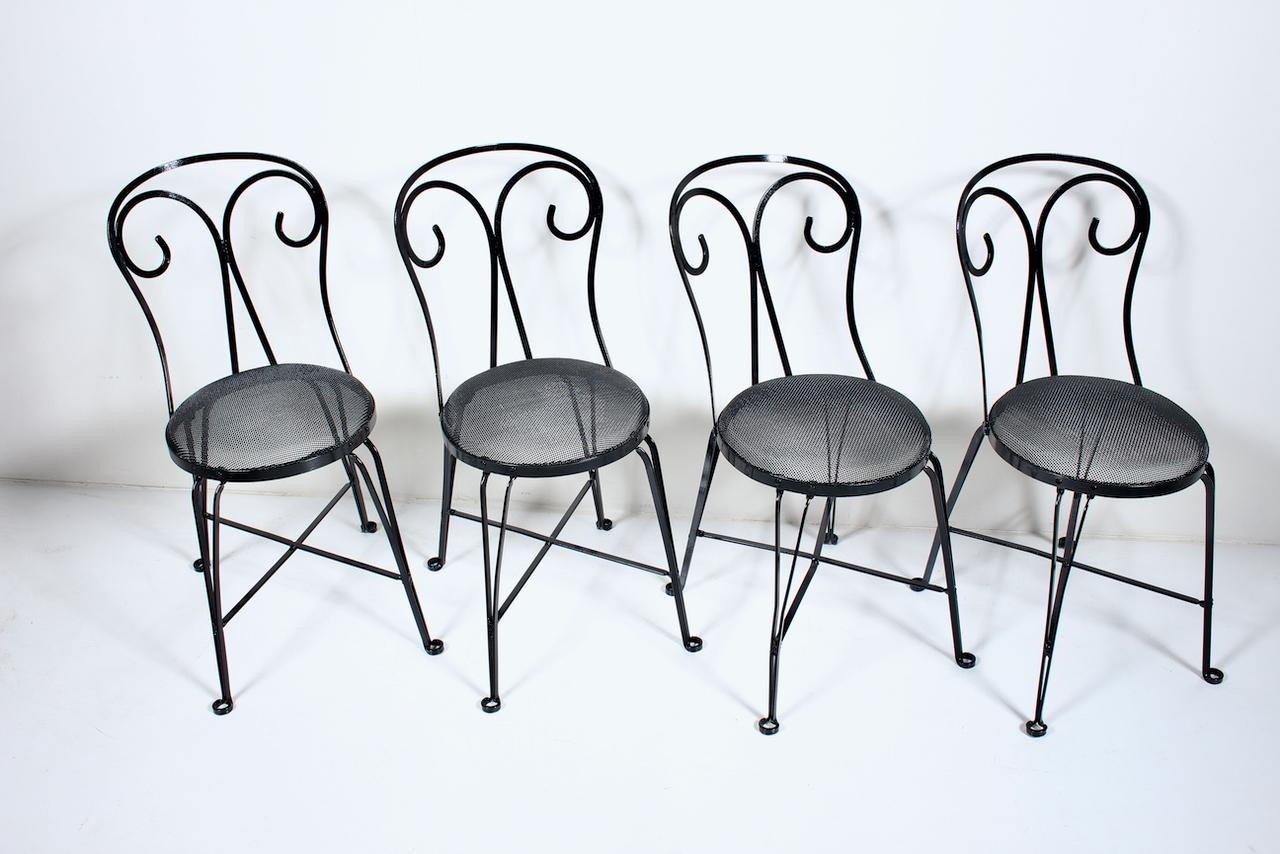 Milieu du XXe siècle Ensemble de 4 chaises de jardin en fer forgé émaillé noir avec assise en fil métallique, années 1940 en vente