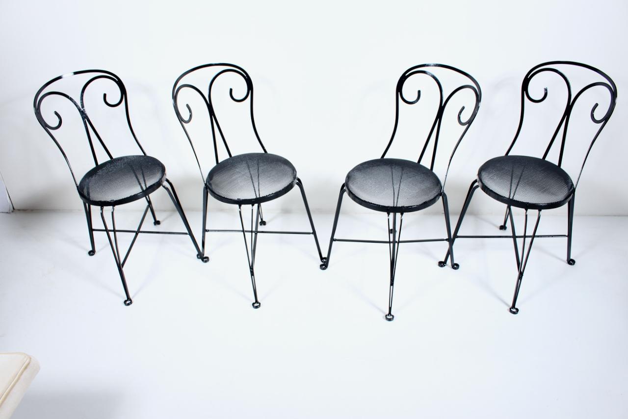 Fer Ensemble de 4 chaises de jardin en fer forgé émaillé noir avec assise en fil métallique, années 1940 en vente