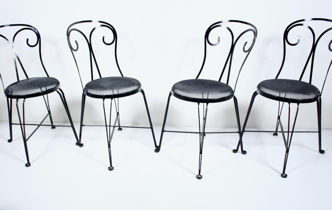 Ensemble de 4 chaises de jardin en fer forgé émaillé noir avec assise en fil métallique, années 1940 en vente 1