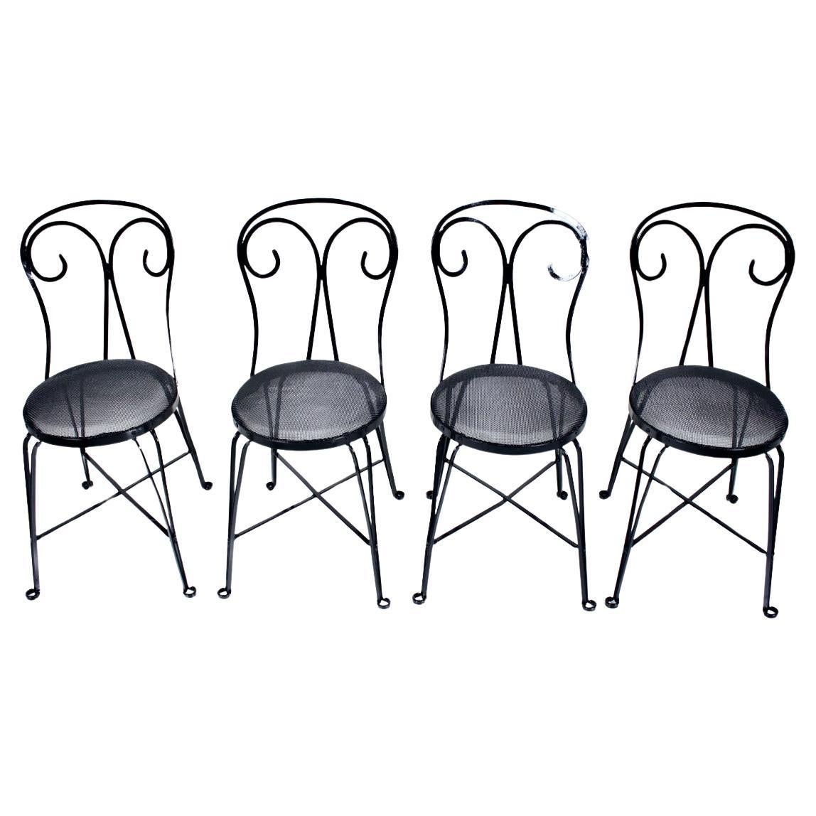 Ensemble de 4 chaises de jardin en fer forgé émaillé noir avec assise en fil métallique, années 1940 en vente